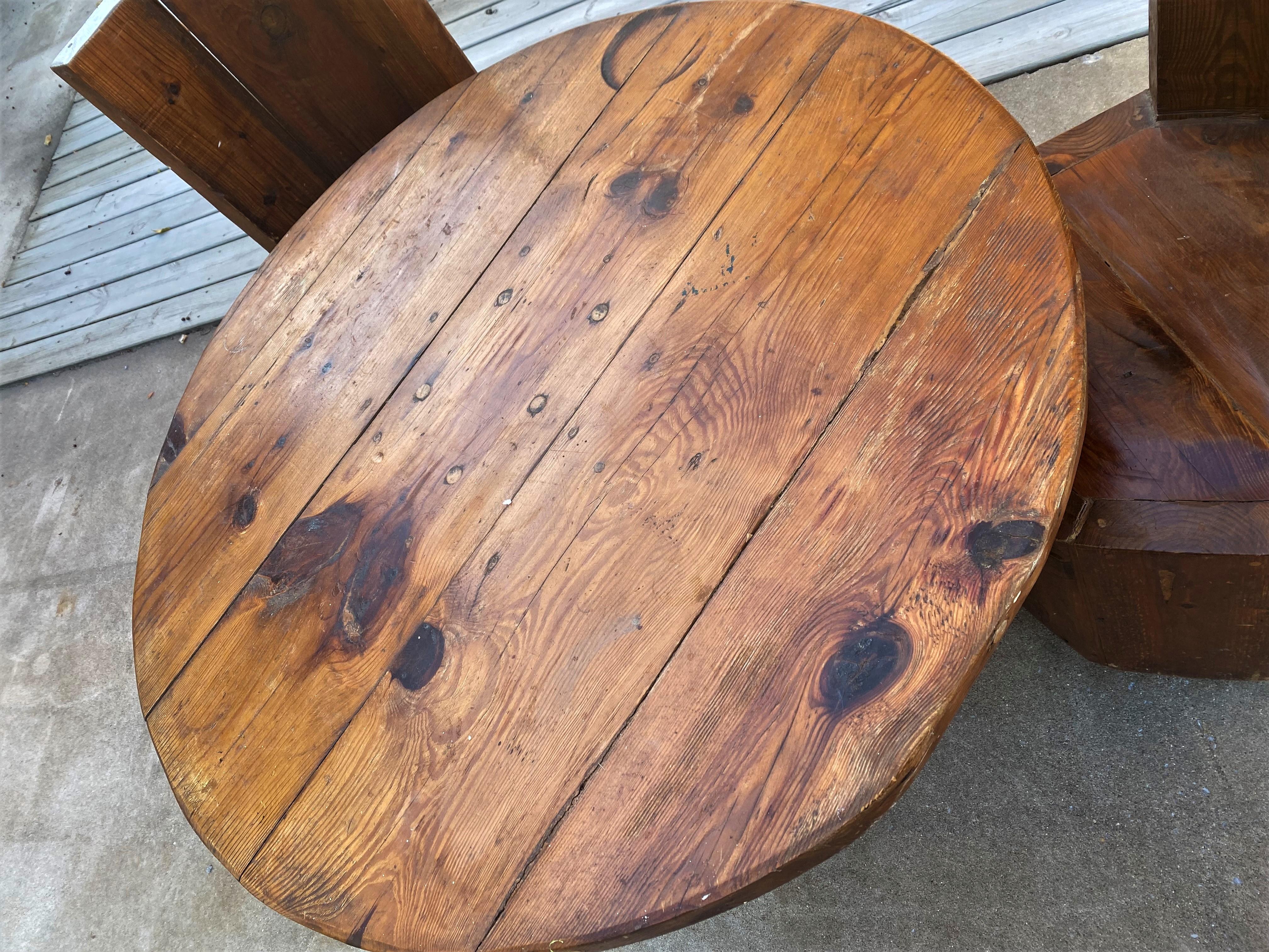 Arte popolare Tavolo e sedie rustici in pino nodoso Cabine da pranzo fatte a mano per la cucina in vendita