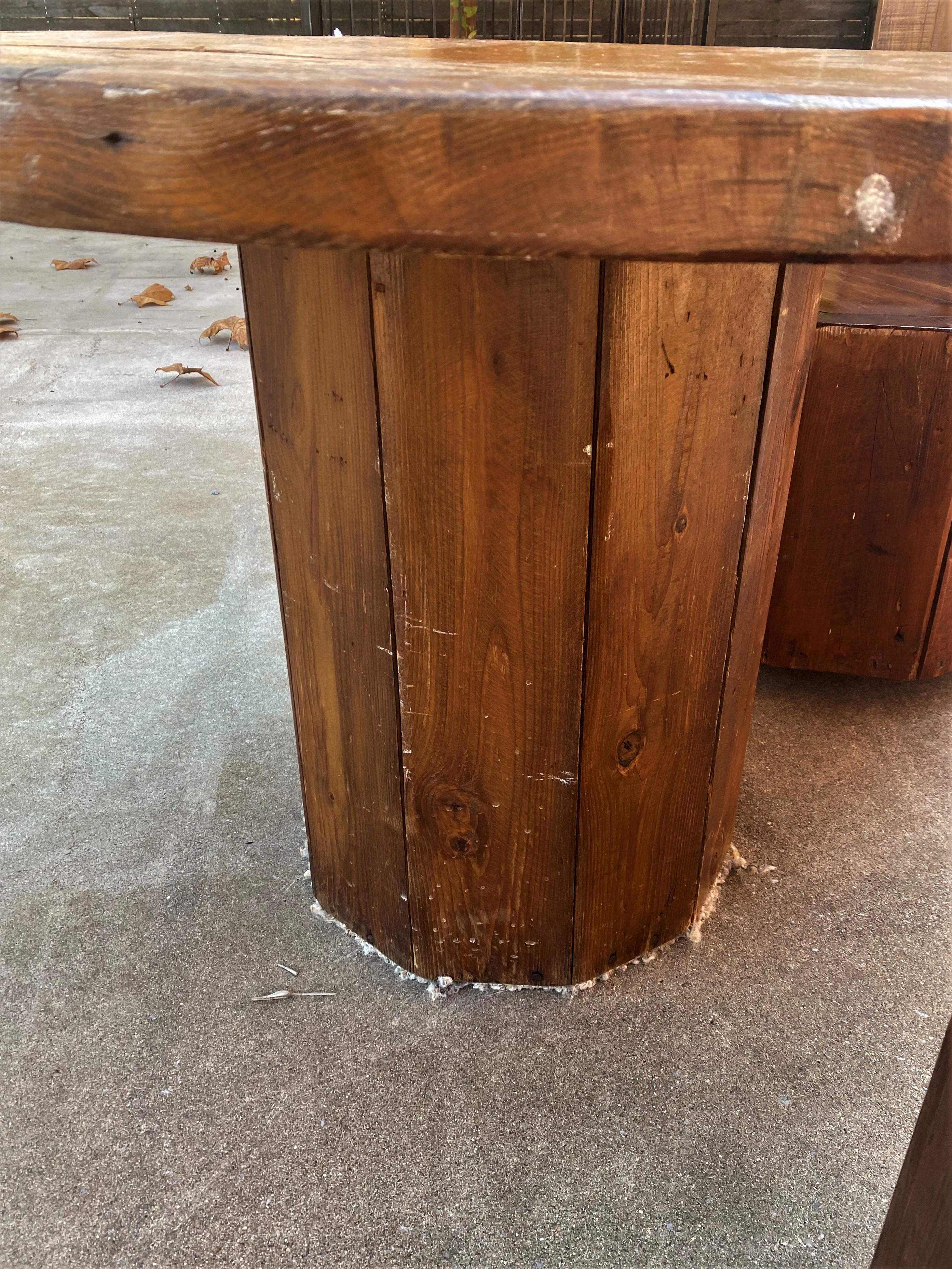 XX secolo Tavolo e sedie rustici in pino nodoso Cabine da pranzo fatte a mano per la cucina in vendita