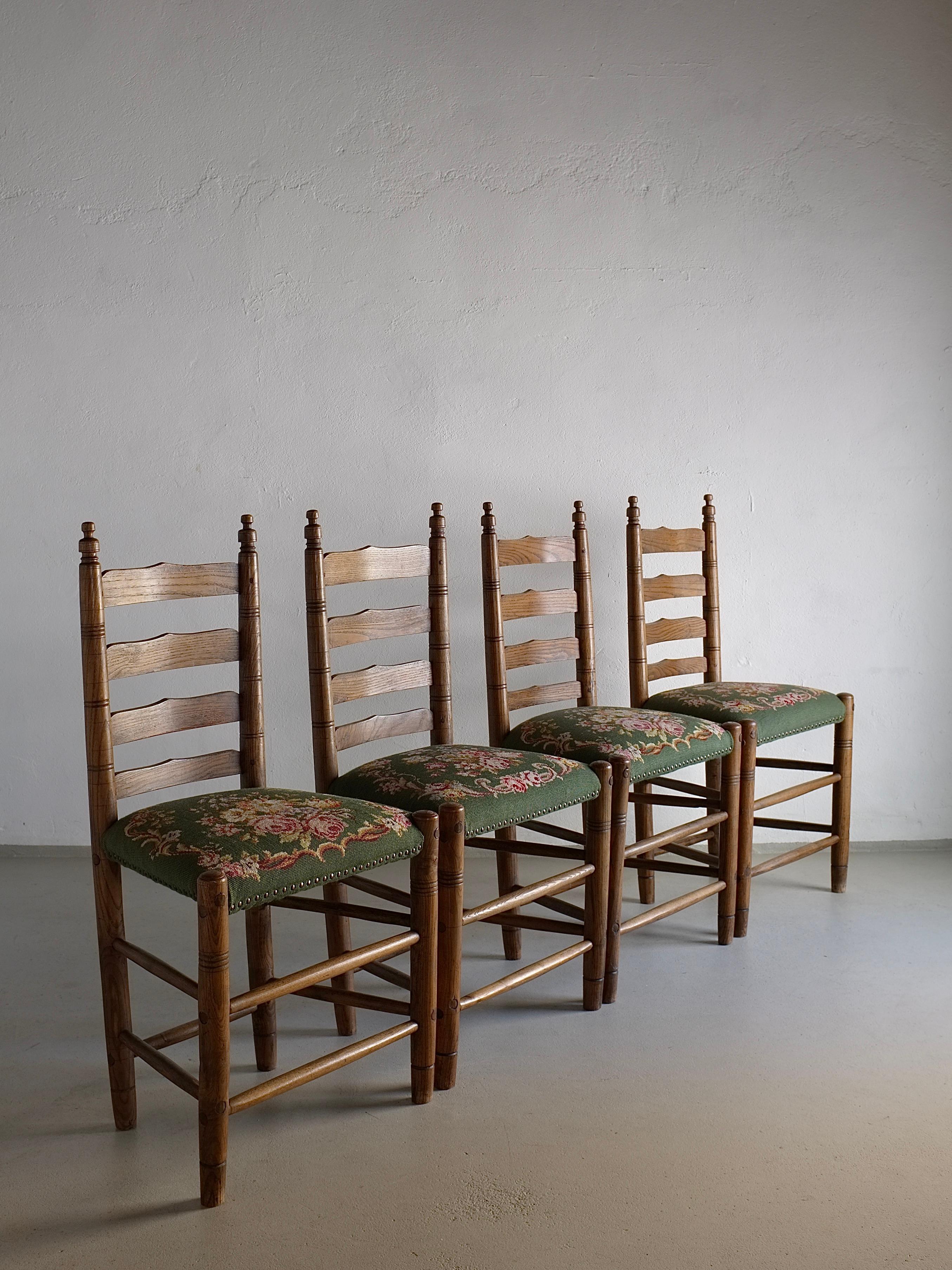 Rustique Chaises rustiques à dossier en échelle en Oak Oak avec sièges brodés, Pays-Bas, années 1950 en vente