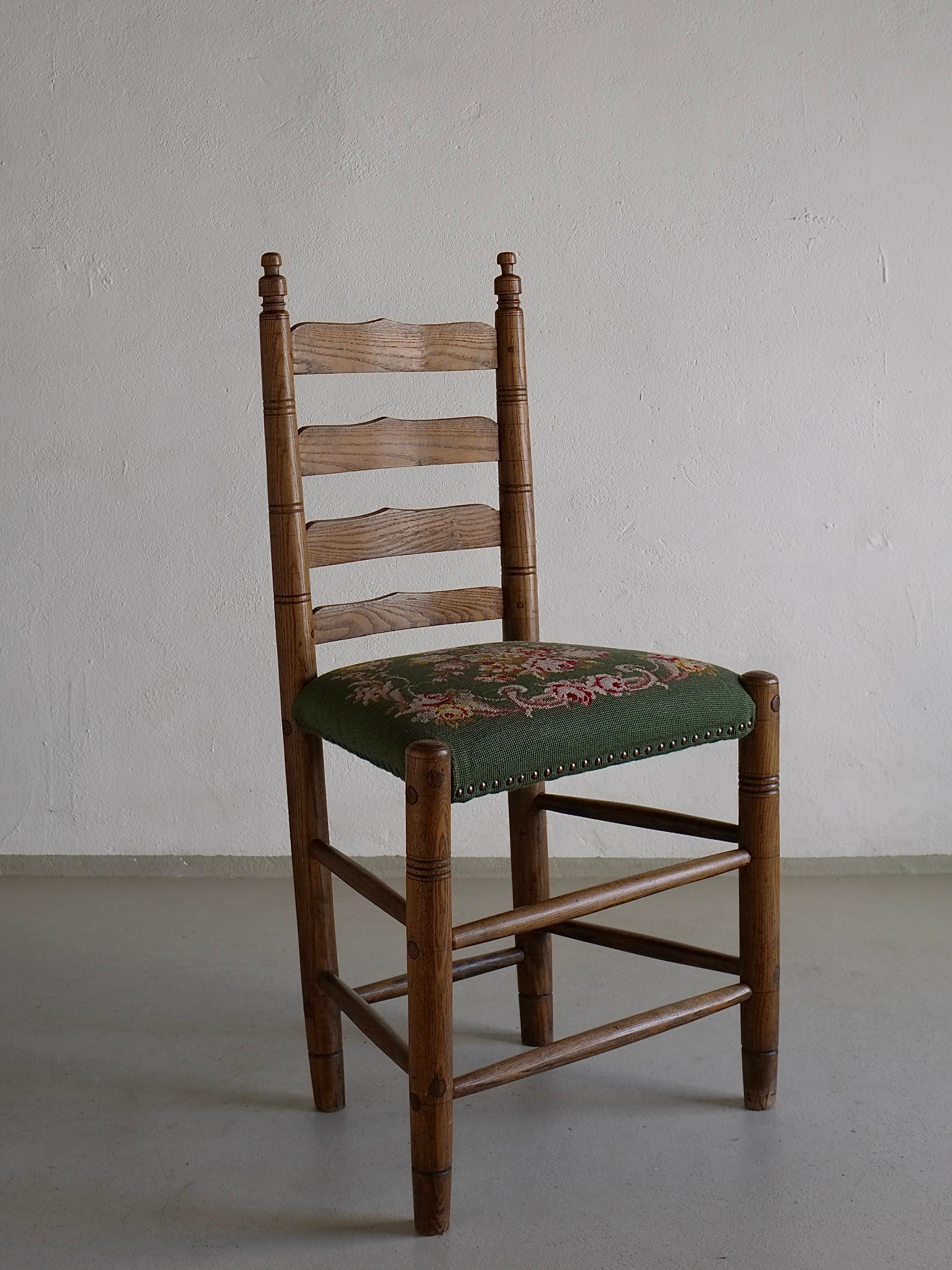 Brodé Chaises rustiques à dossier en échelle en Oak Oak avec sièges brodés, Pays-Bas, années 1950 en vente