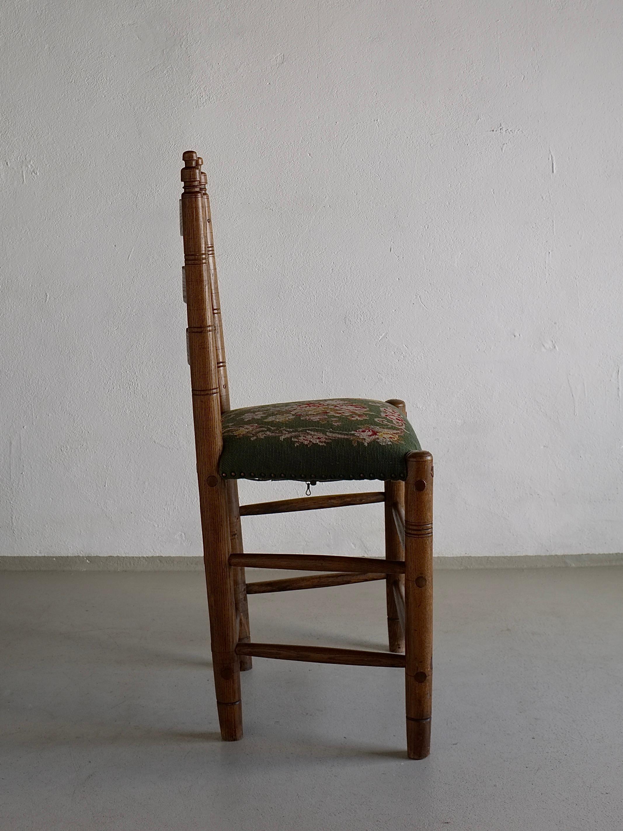 Chaises rustiques à dossier en échelle en Oak Oak avec sièges brodés, Pays-Bas, années 1950 Bon état - En vente à Rīga, LV
