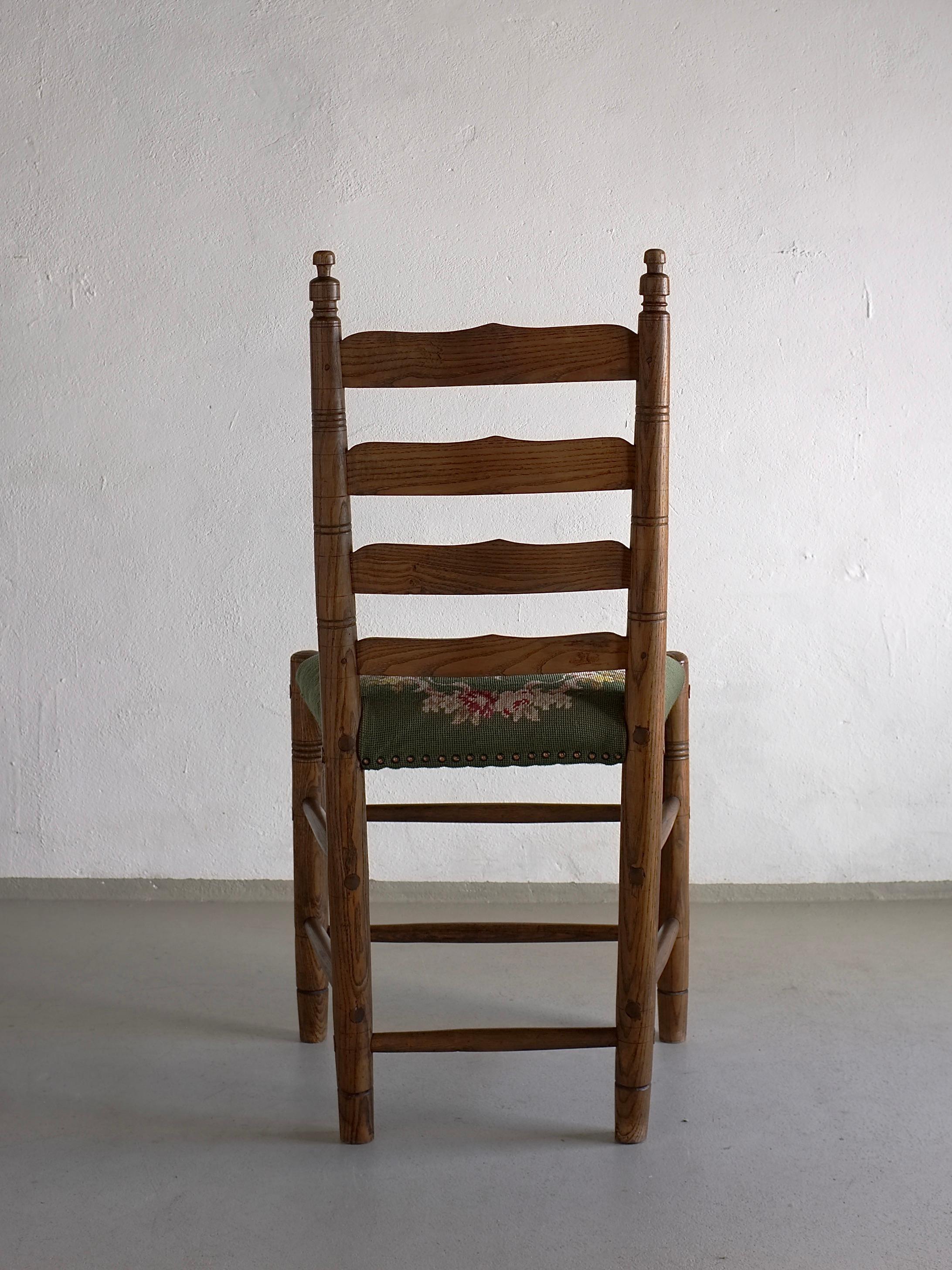 Milieu du XXe siècle Chaises rustiques à dossier en échelle en Oak Oak avec sièges brodés, Pays-Bas, années 1950 en vente
