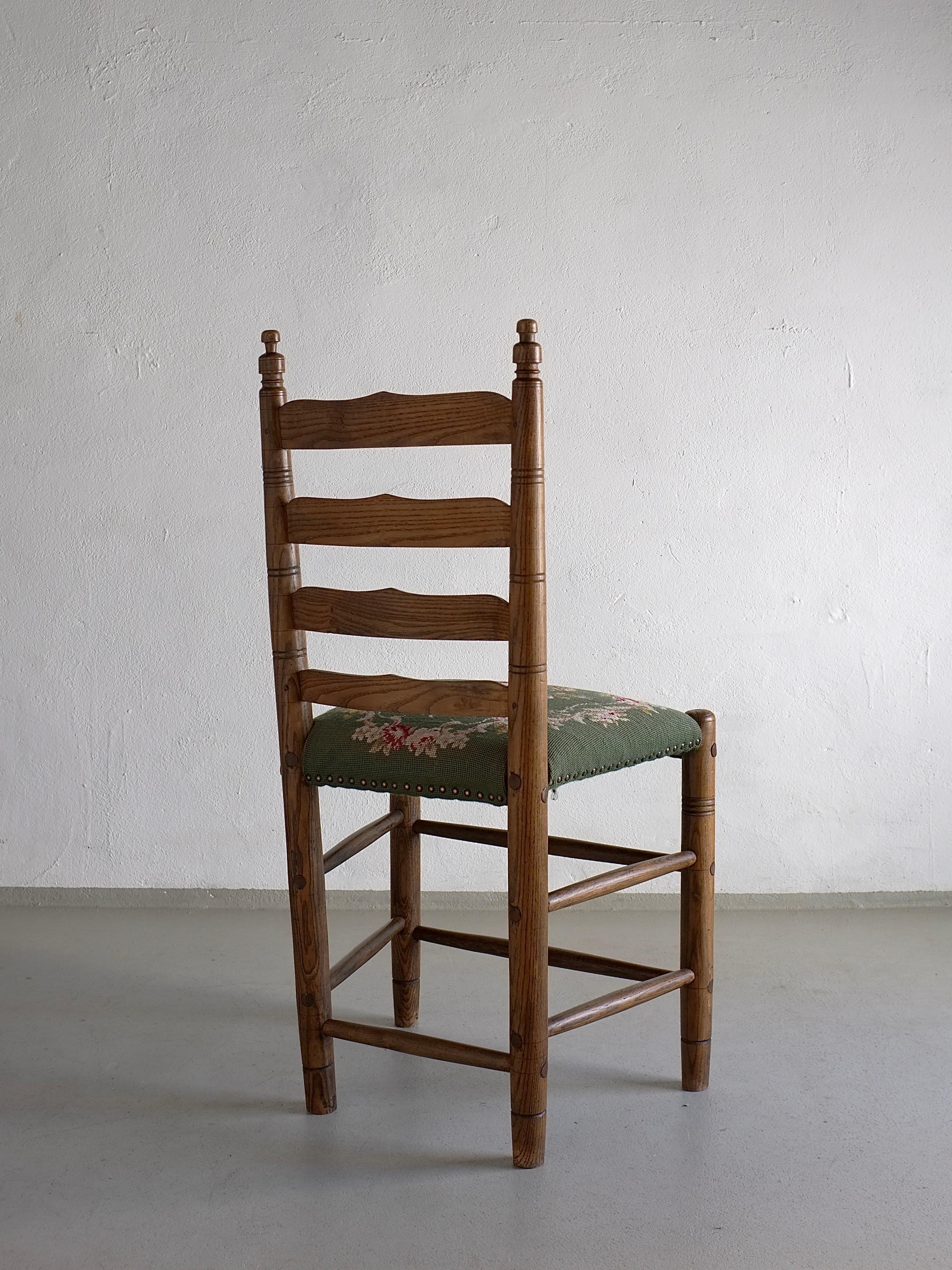 Tissu Chaises rustiques à dossier en échelle en Oak Oak avec sièges brodés, Pays-Bas, années 1950 en vente