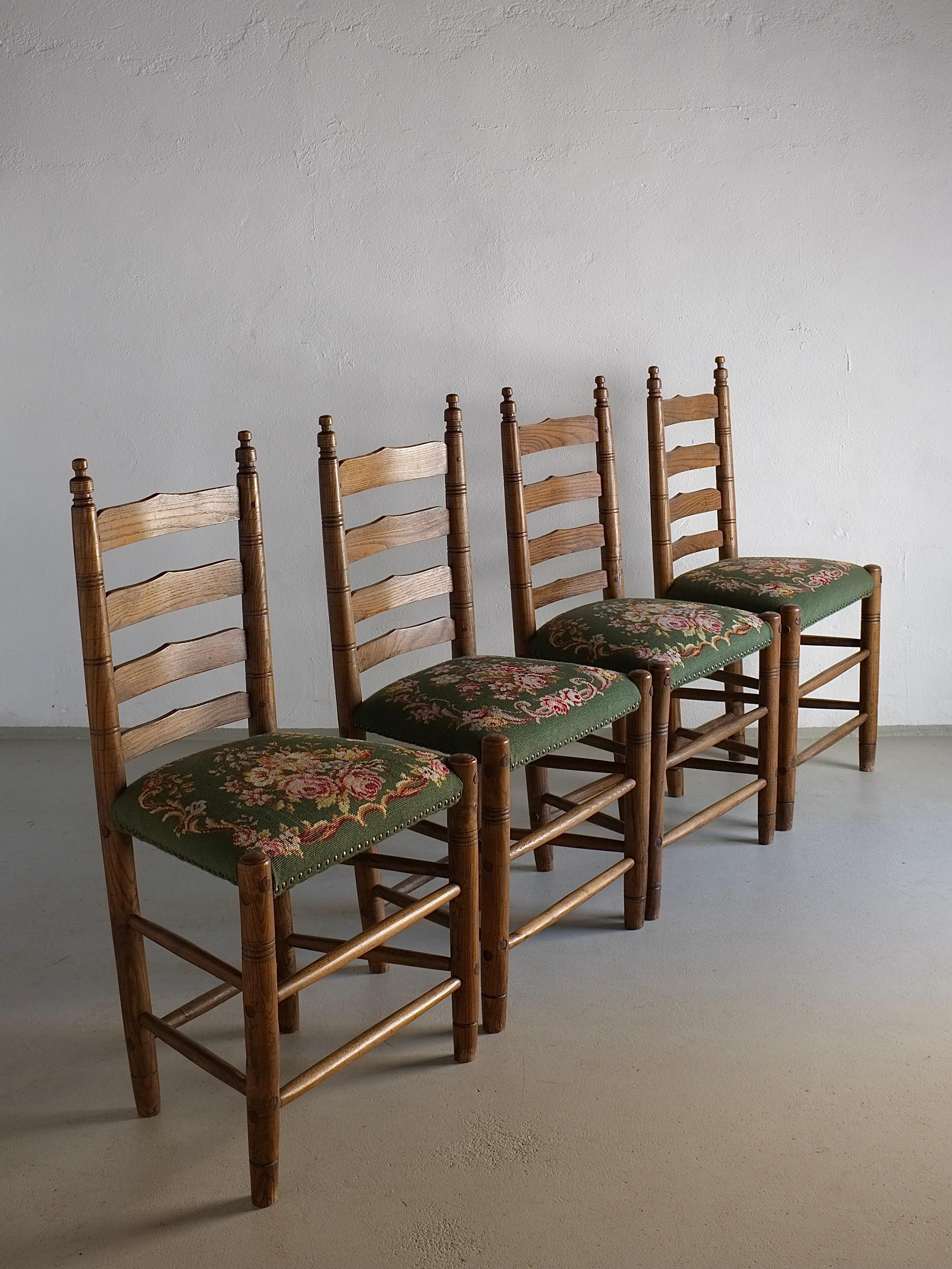 Chaises rustiques à dossier en échelle en Oak Oak avec sièges brodés, Pays-Bas, années 1950 en vente 1