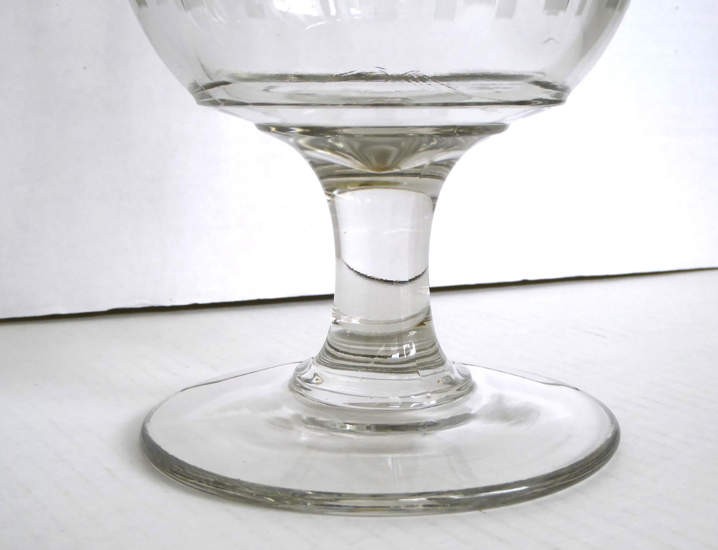 Rustikale große geätzte Glaspokal Gefäß mit Holz Top 1950s. (Geschliffenes Glas) im Angebot