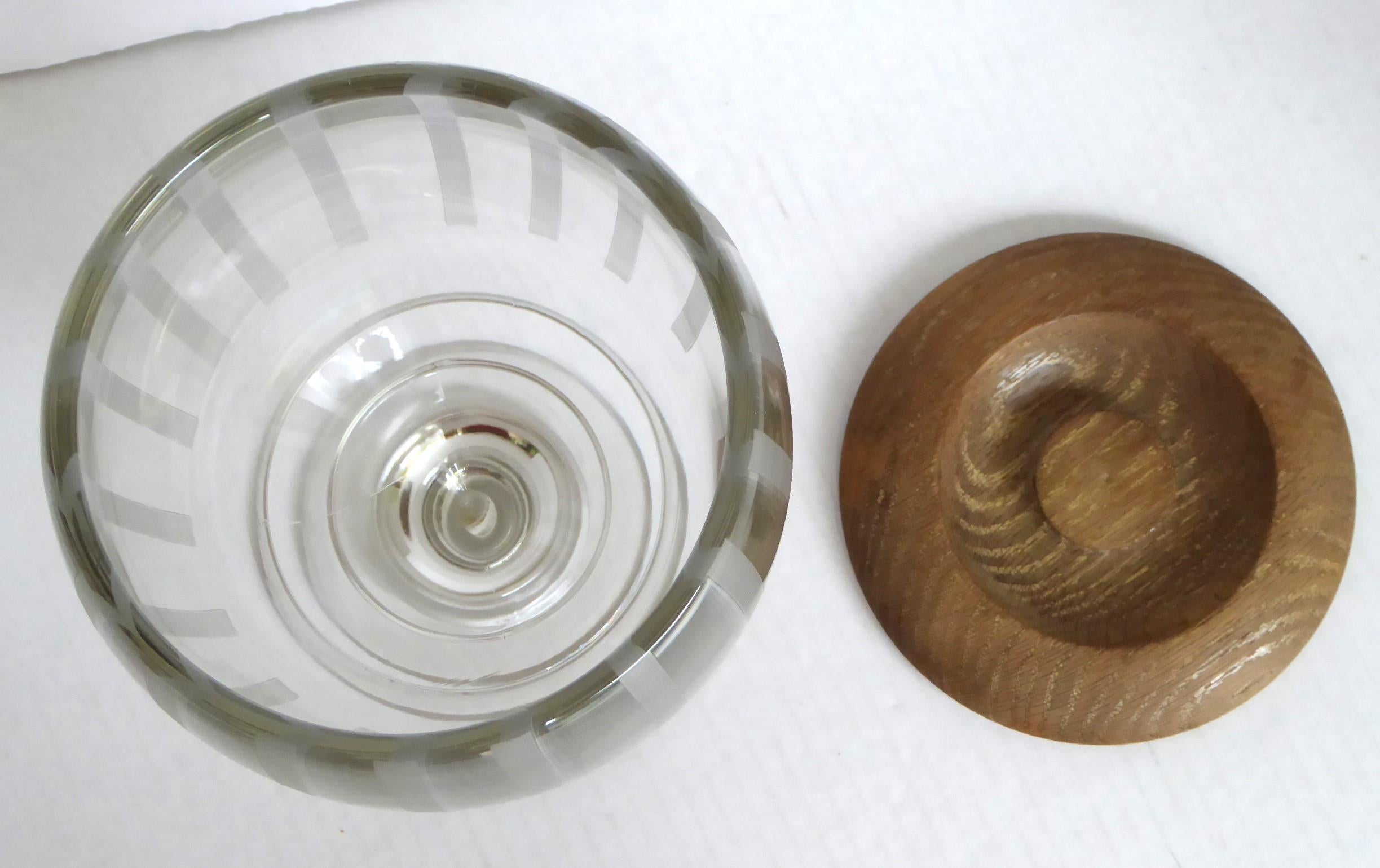 Rustikale große geätzte Glaspokal Gefäß mit Holz Top 1950s. im Angebot 3