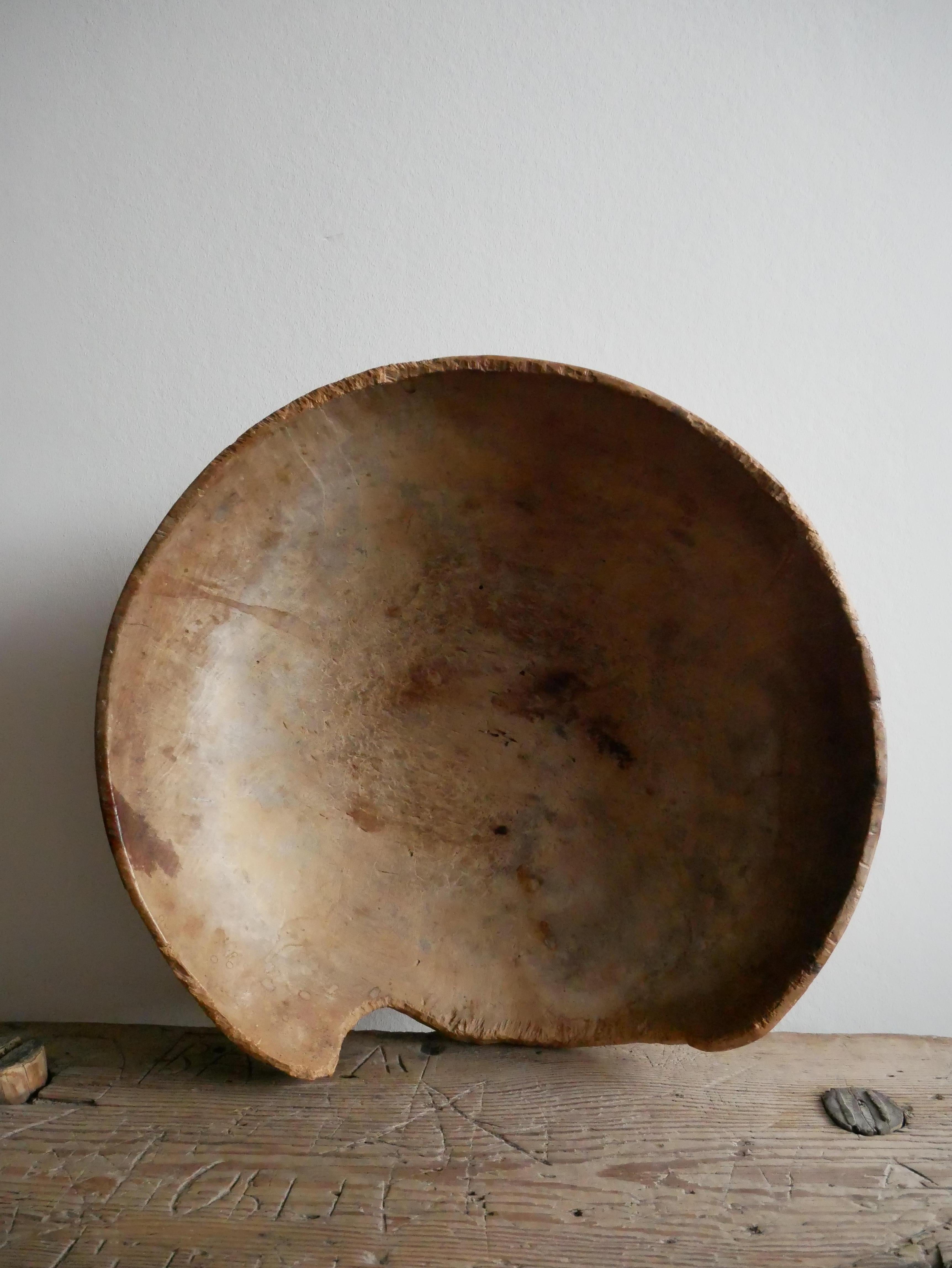 Rustic Large Folk Art Swedish Wood Bowl In Good Condition For Sale In Farsta, SE