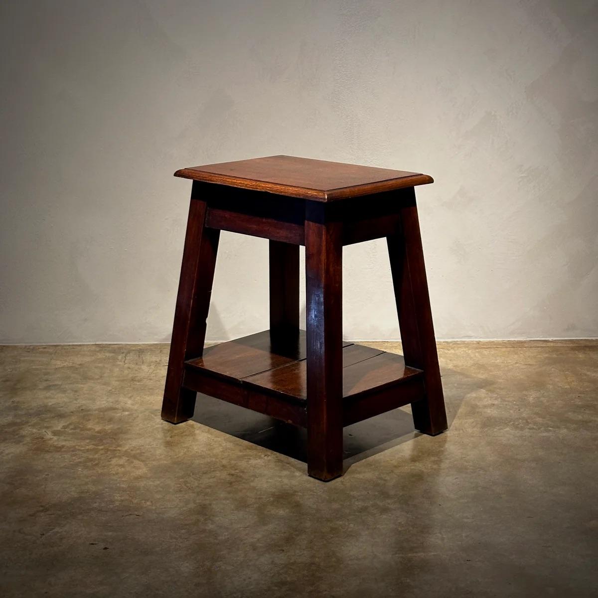 Table d'appoint rustique en teck anglais de la fin du XIXe siècle en vente 4