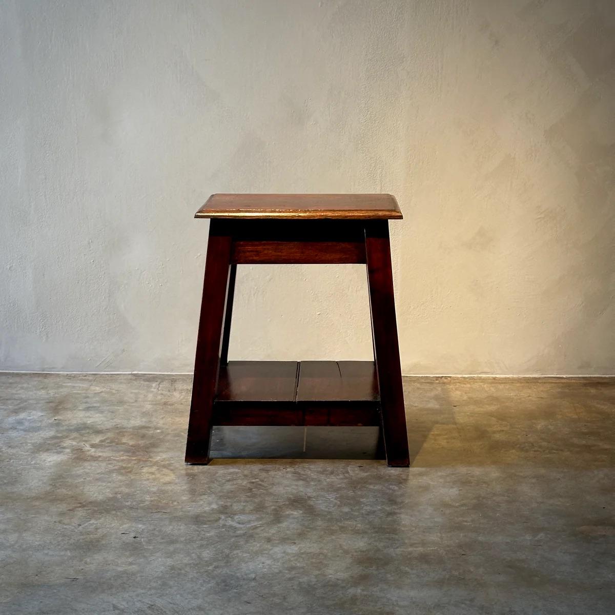 Table d'appoint rustique en teck anglais de la fin du XIXe siècle en vente 1