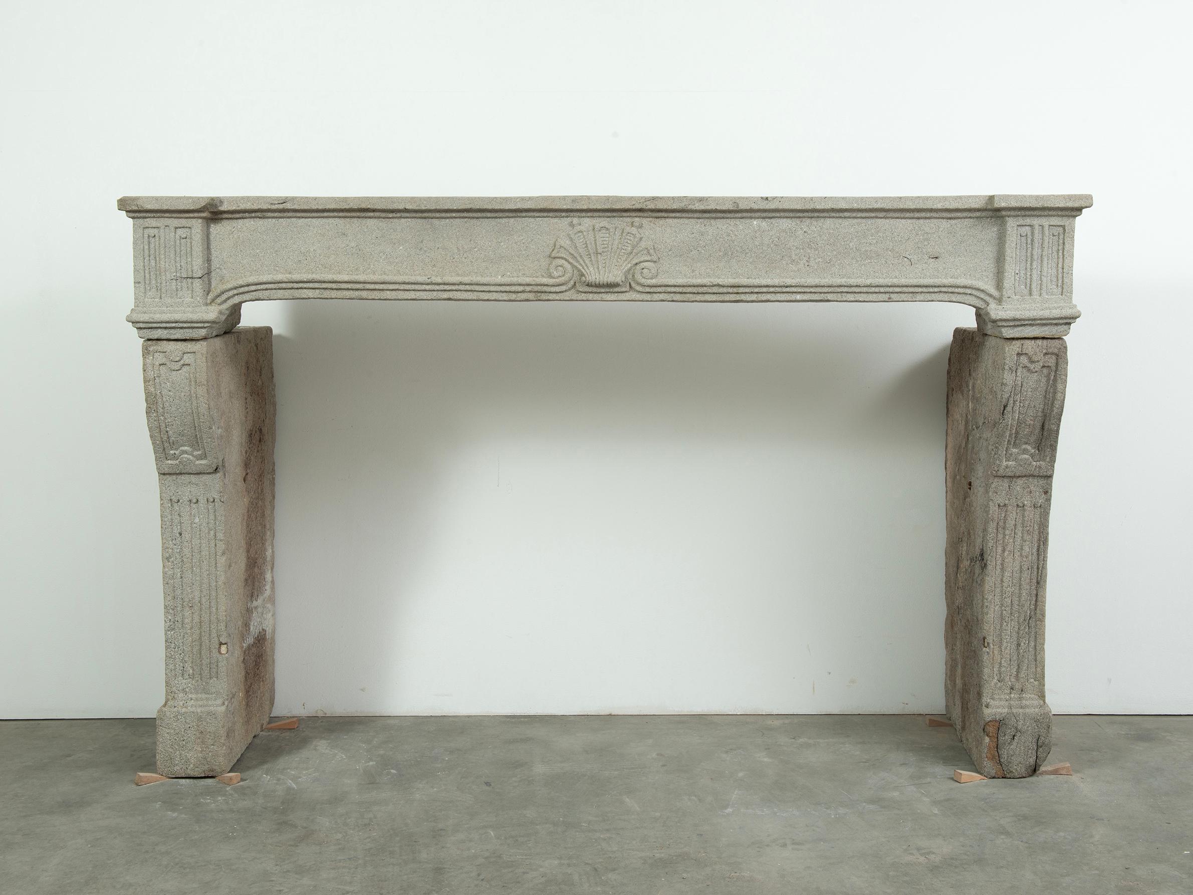 Rare cheminée rustique en lavastone de style Louis XIV à patine vieillie, France, XVIIIe siècle

Apportez un caractère audacieux et un charme historique à votre espace avec cette authentique cheminée française de style Louis XIV sculptée dans du