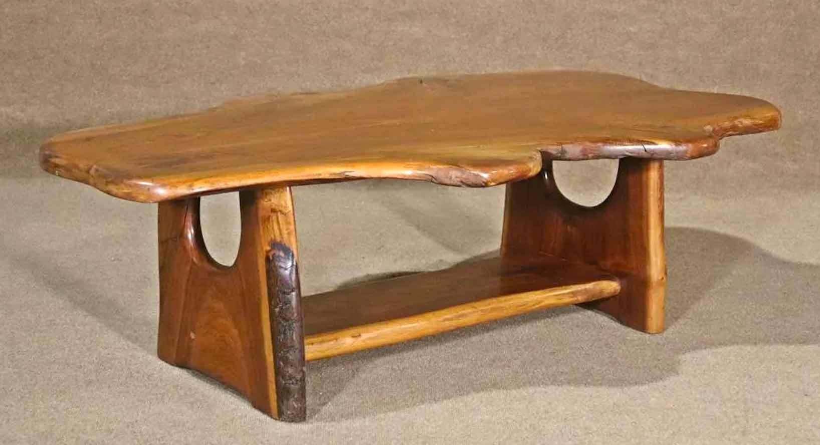 Table basse moderne du milieu du siècle avec une seule dalle posée sur une base entièrement en bois. Grande forme organique à bord vif.
Veuillez confirmer l'emplacement.