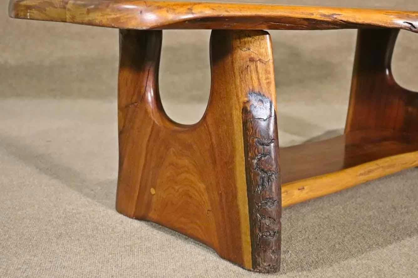 Mid-Century Modern Table rustique à bord vif en vente