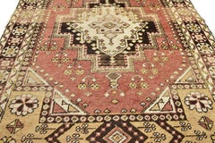 Rustikaler türkischer Oushak-Akzent-Teppich im Lodge-Stil, Eingangs- oder Foyer-Teppich