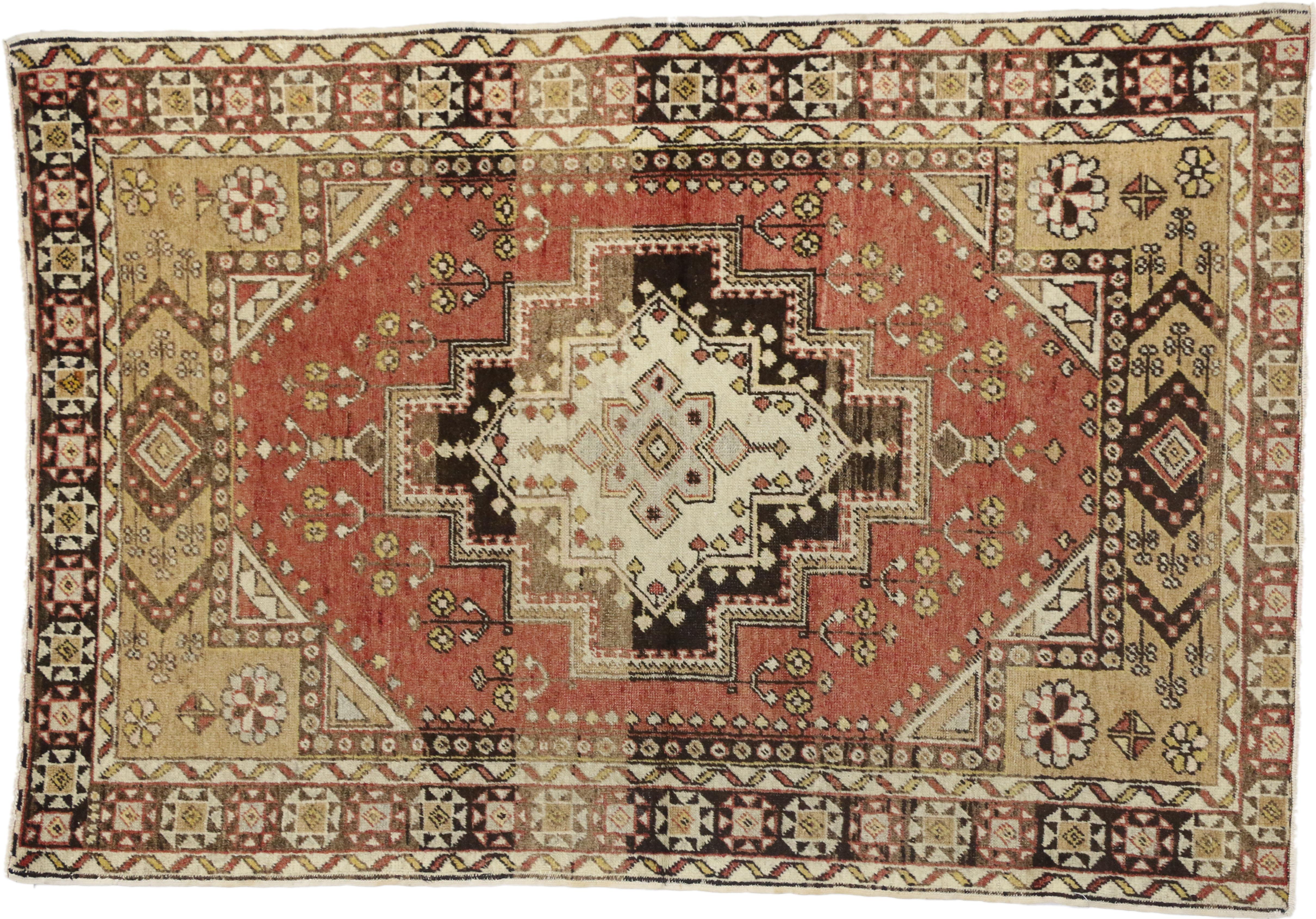 Rustic Lodge Style Vintage Turkish Oushak Accent Rug, Entry or Foyer Rug In Good Condition For Sale In Dallas, TX