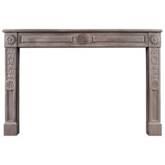 Rustikaler Kalksteinkamin im Louis-XVI-Stil