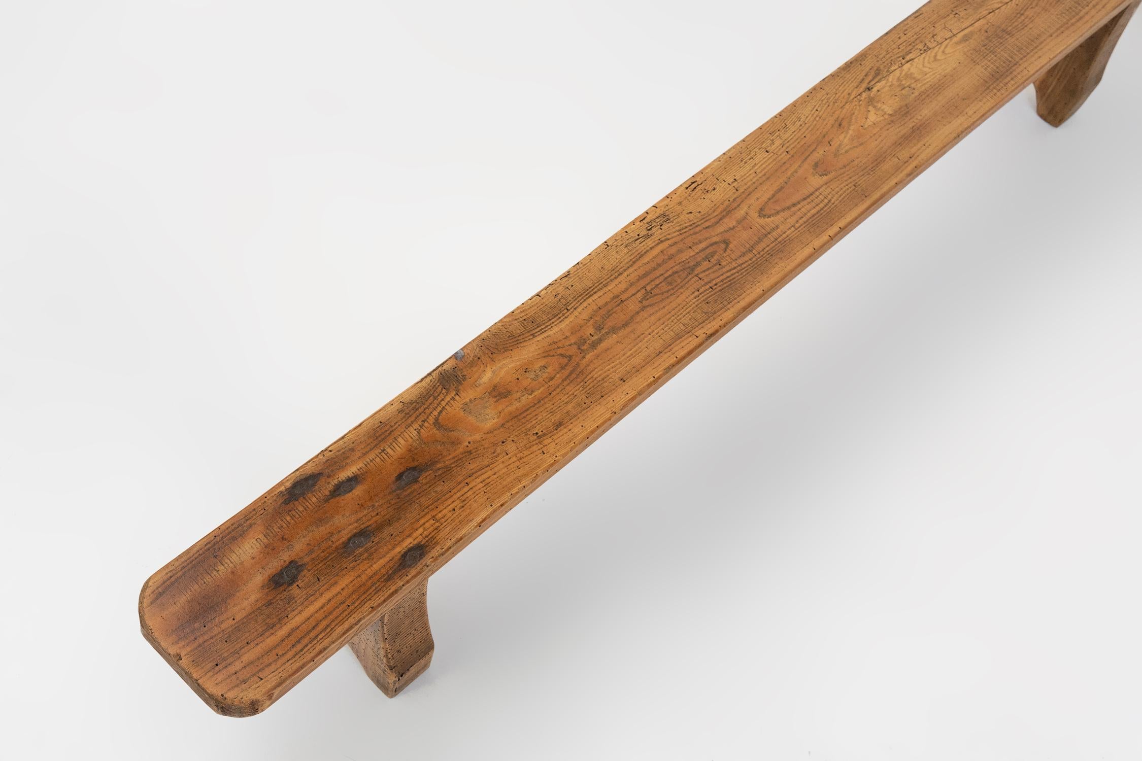 Banc bas rustique en bois massif, France, vers 1850 Bon état - En vente à Meulebeke, BE