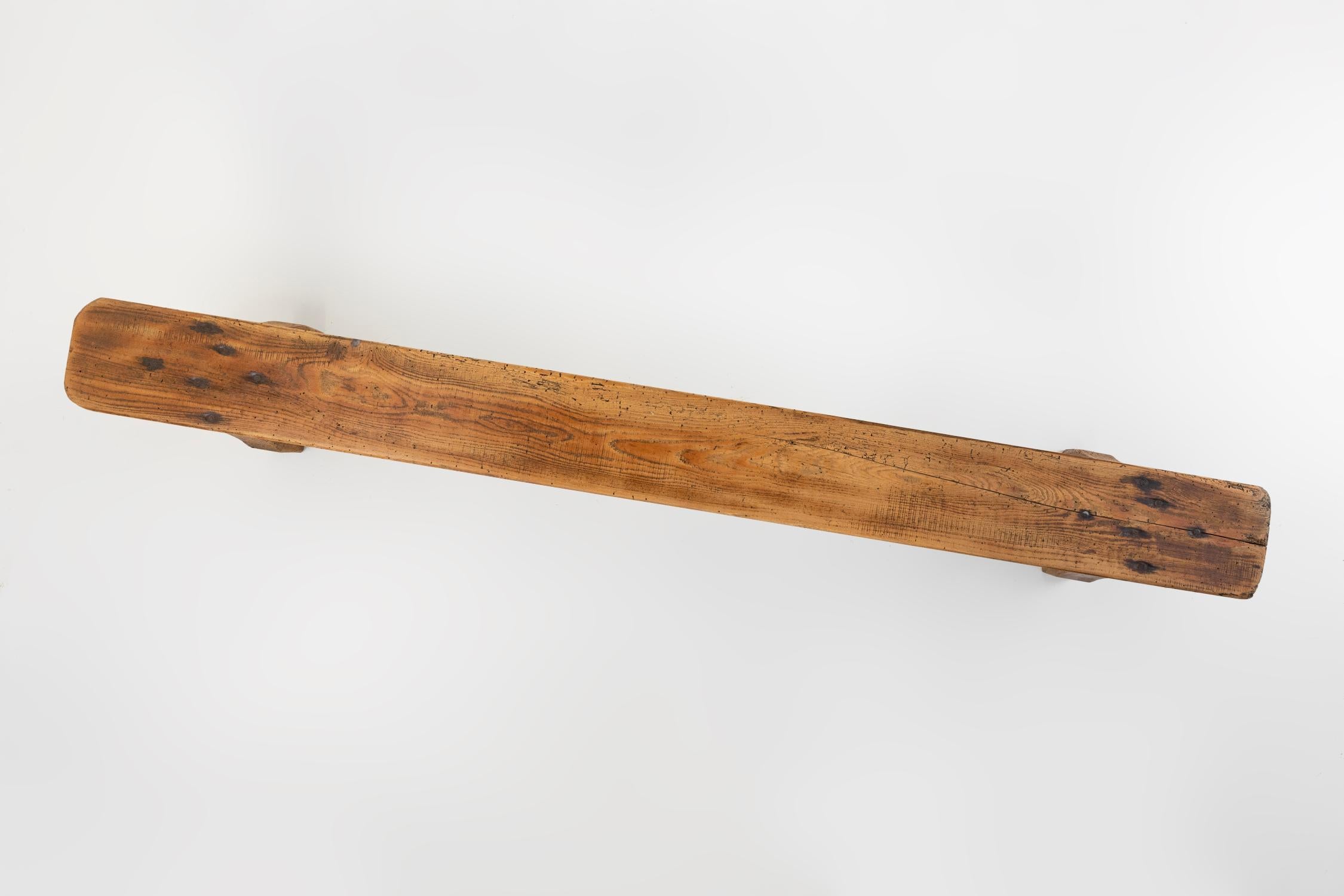 Banc bas rustique en bois massif, France, vers 1850 en vente 1