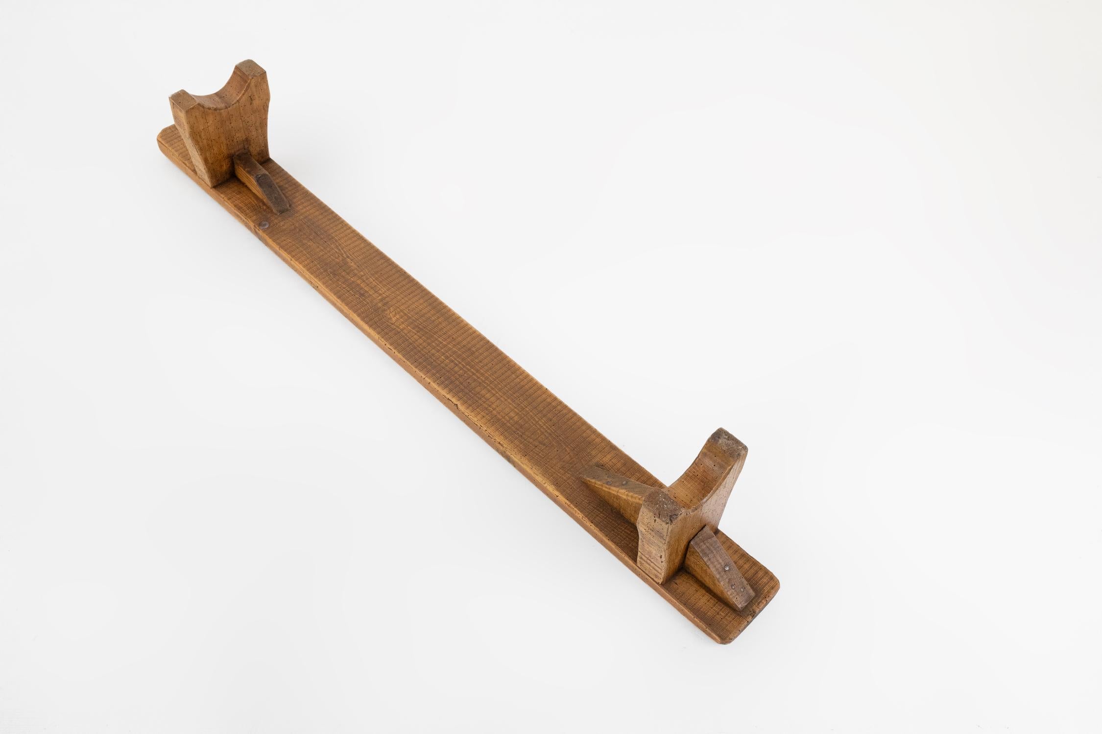 Banc bas rustique en bois massif, France, vers 1850 en vente 2