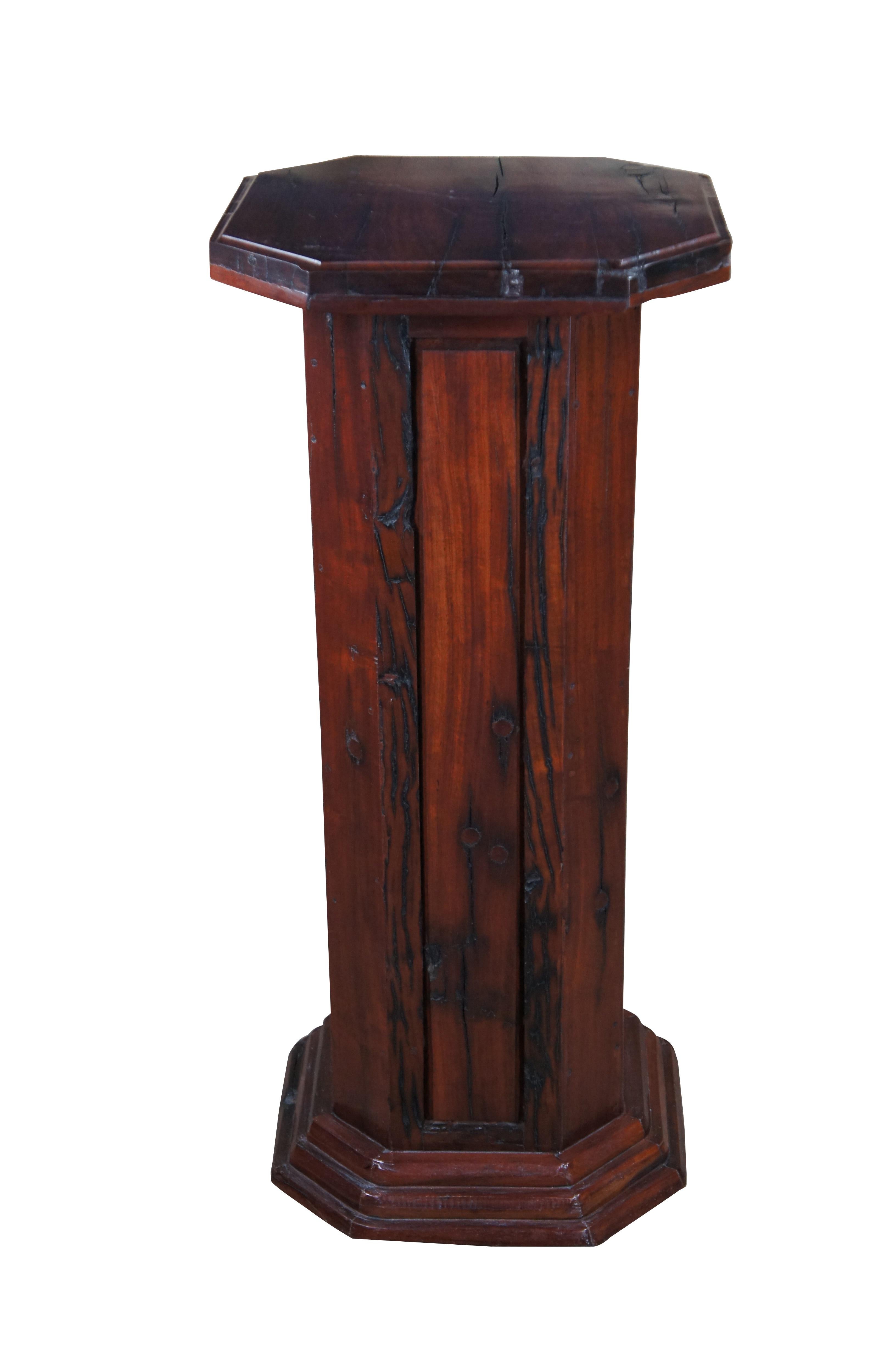 Socle de sculpture ou support de plantes traditionnel en bois dur. Il présente un design octogonal à huit côtés avec un support à panneaux. Marqué sur la face inférieure.

Dimensions :
19