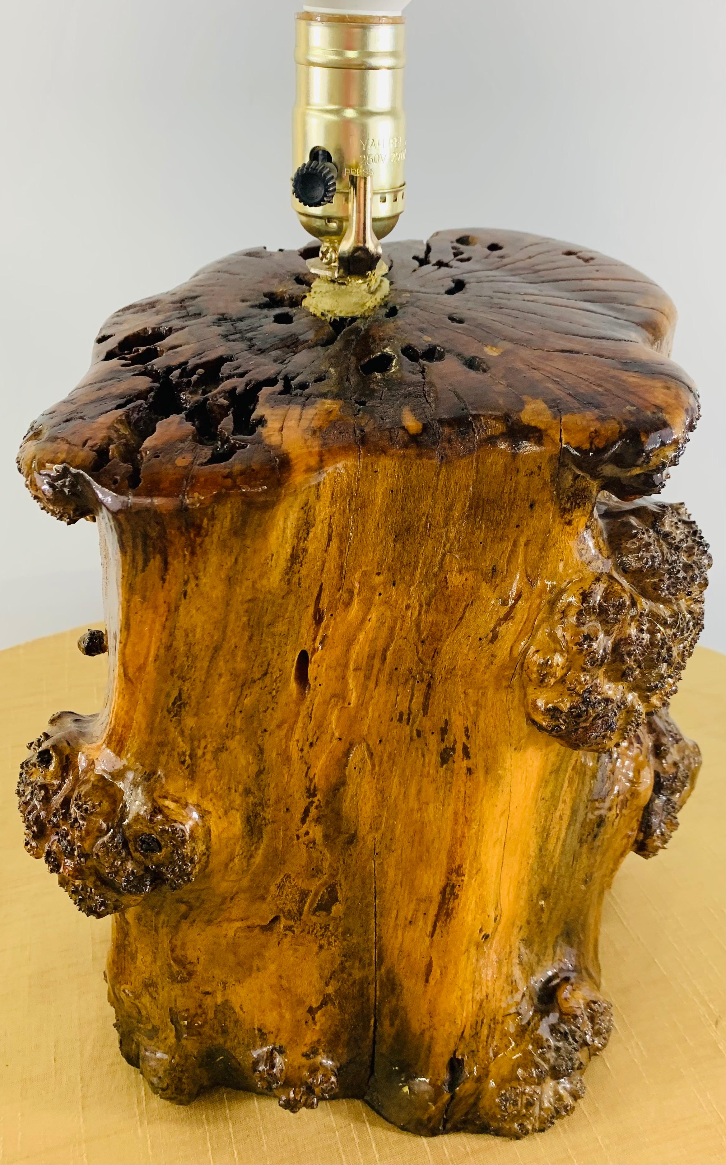 Une lampe de table unique en son genre, de style rustique, en bois d'érable. La base de la lampe présente une texture et des motifs naturels et est laquée pour un aspect brillant. La lampe de table apportera la nature à votre espace de vie tout en