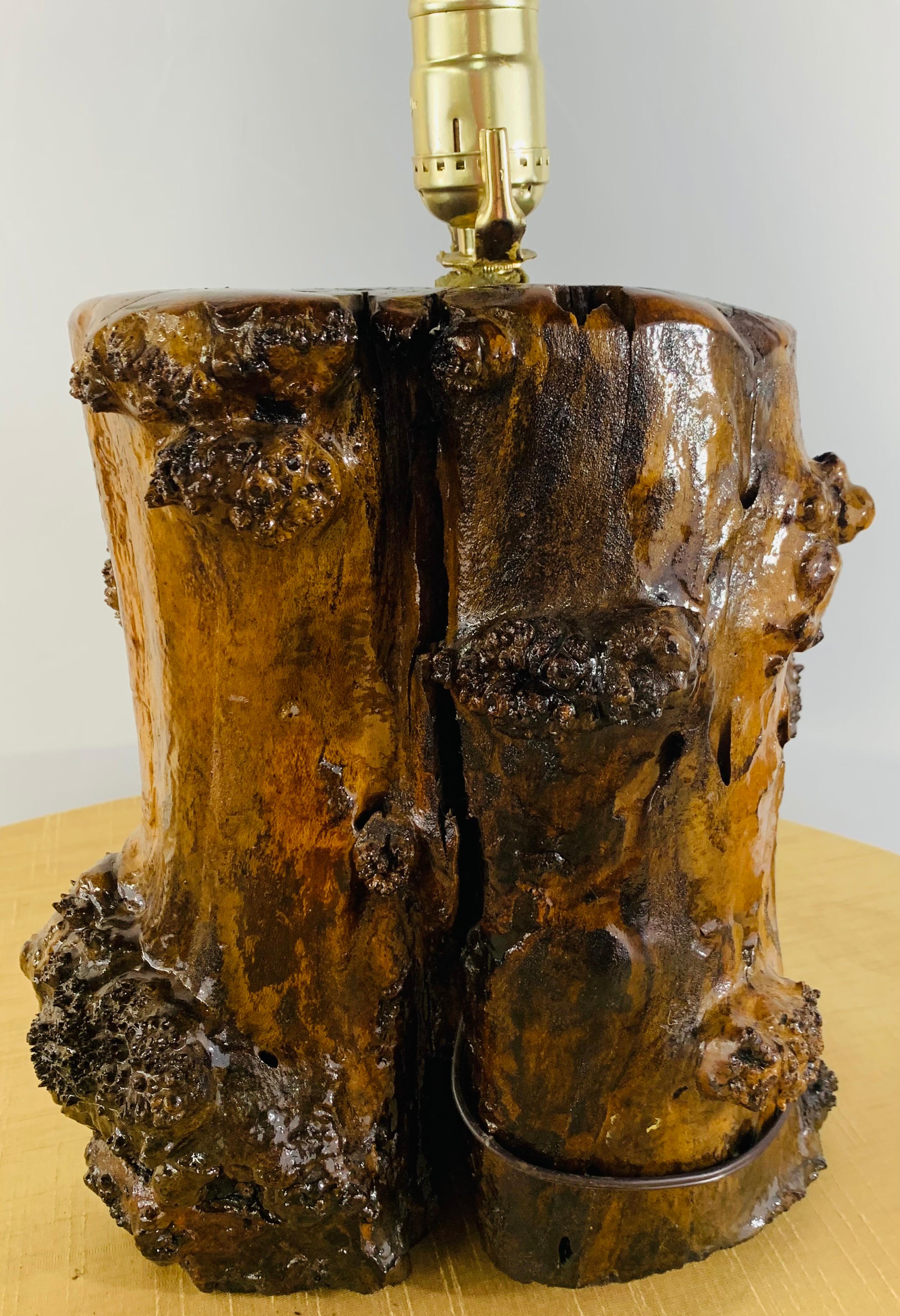 Rustic Maple Wood Log Table Lamp In Good Condition For Sale In Plainview, NY