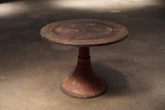Mesa de café de metal patinado, base giratoria, principios del siglo XIX, Francia