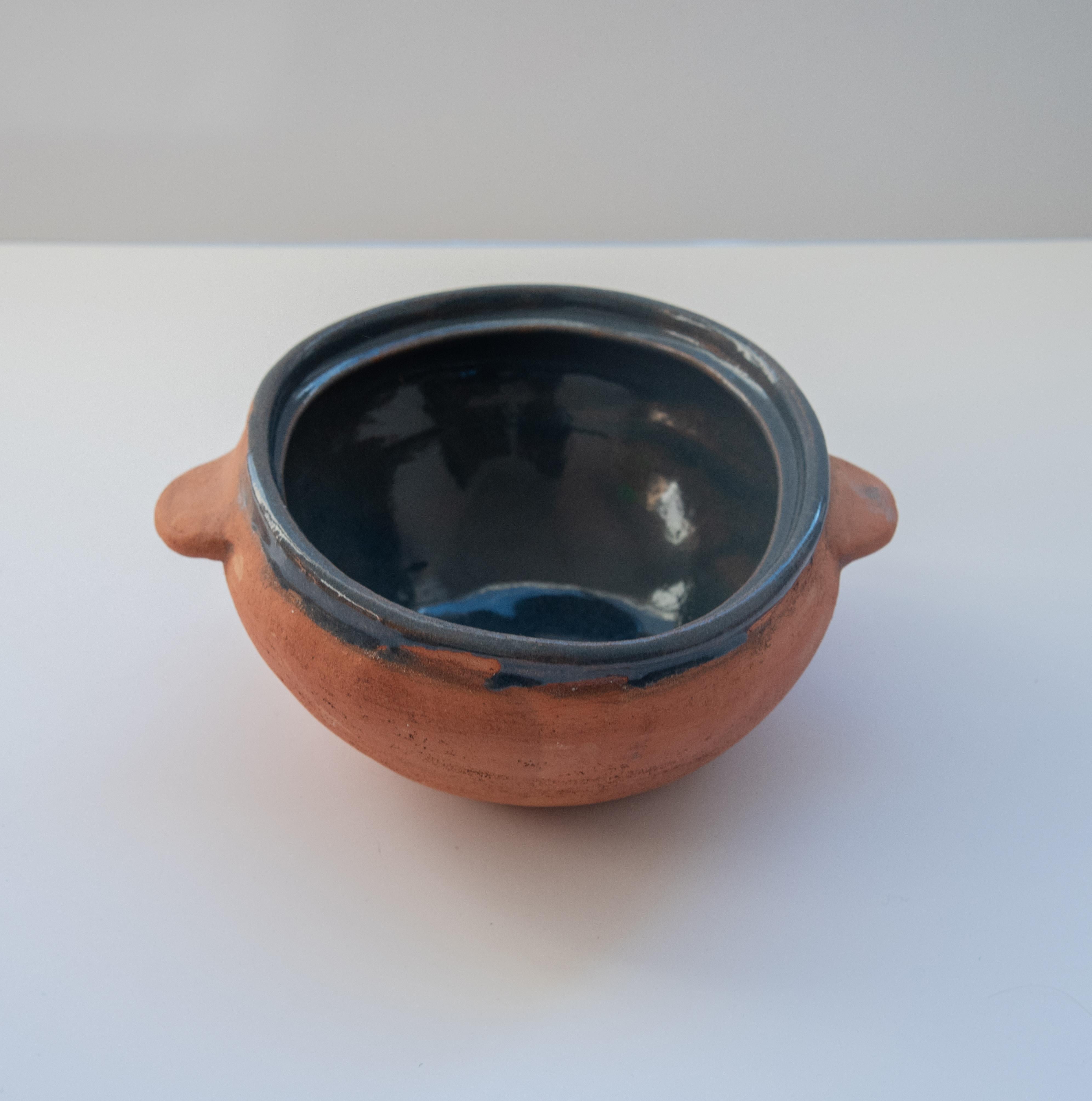 Rustique Bol à fruits rustique mexicain en céramique avec couvercle bleu sans plomb en oaxaca en vente