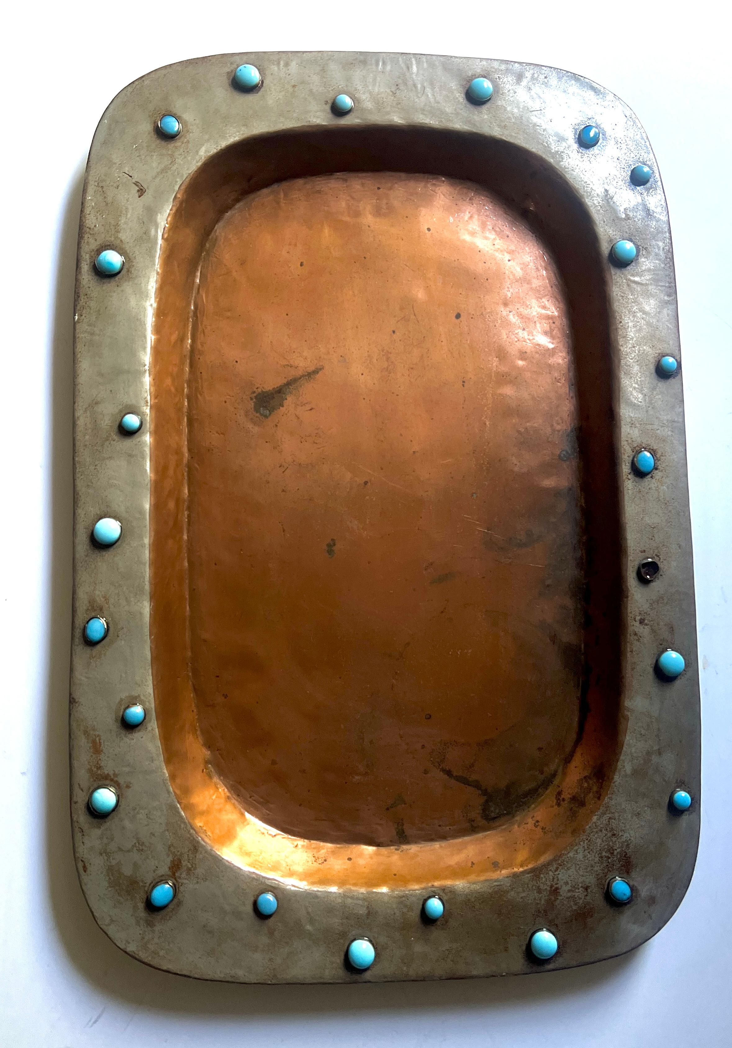 Rustikales mexikanisches Tablett aus Kupfer und Metall mit blauen Perlendetails (Mexikanisch) im Angebot