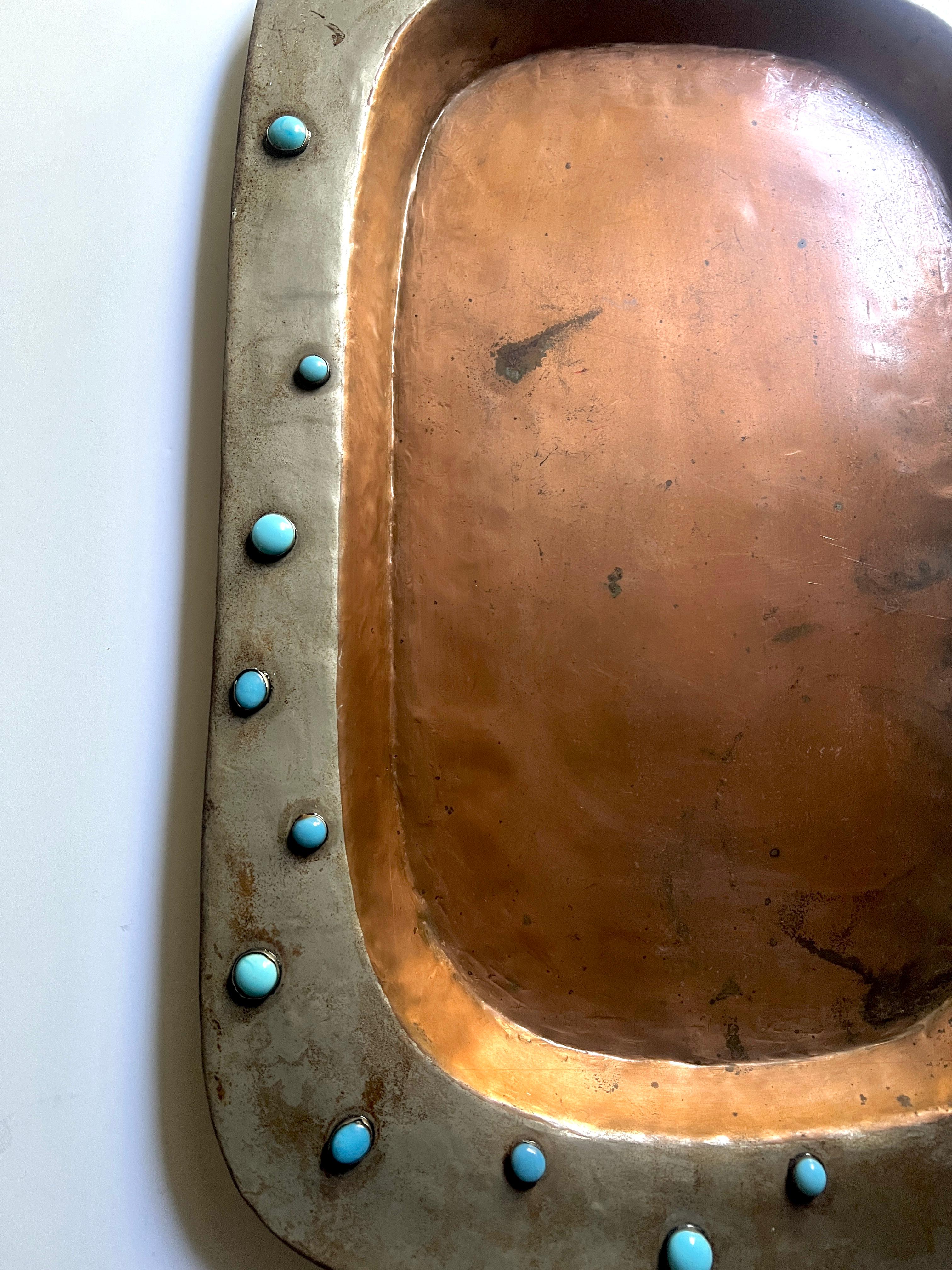 Rustikales mexikanisches Tablett aus Kupfer und Metall mit blauen Perlendetails im Zustand „Gut“ im Angebot in Los Angeles, CA