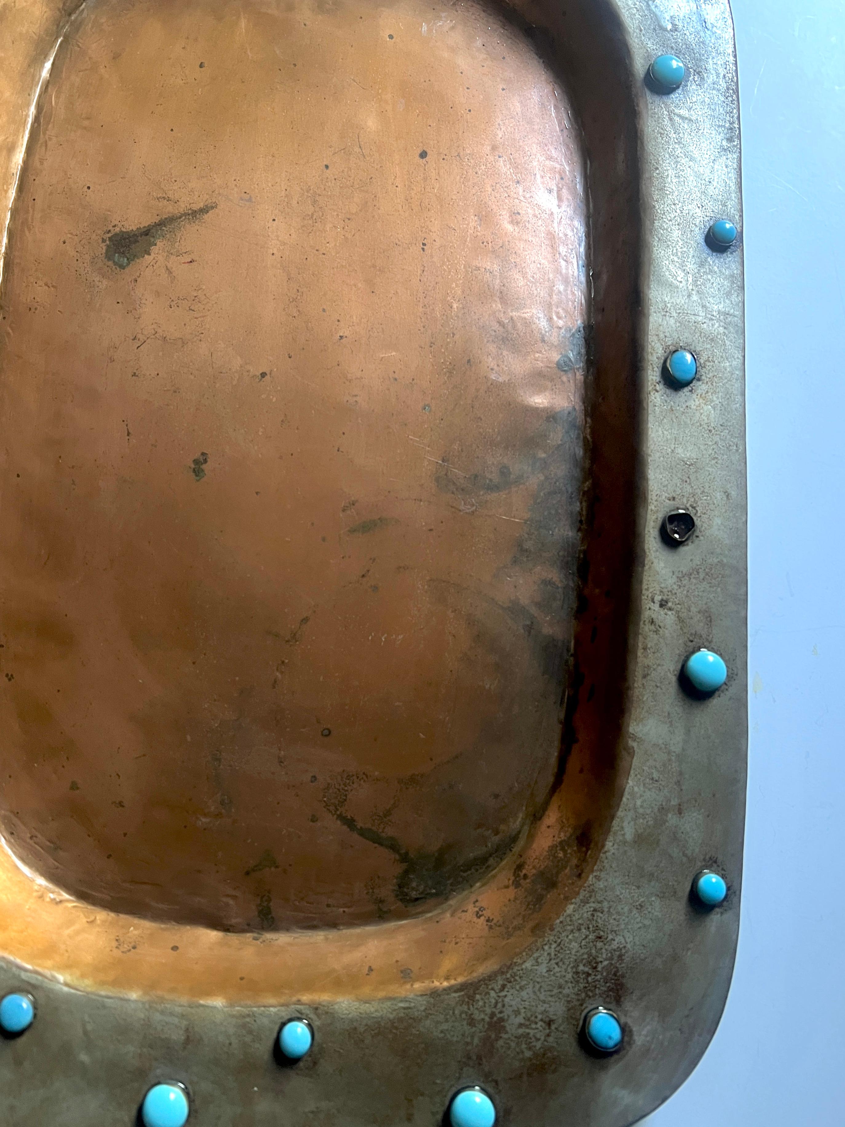 Rustikales mexikanisches Tablett aus Kupfer und Metall mit blauen Perlendetails (20. Jahrhundert) im Angebot