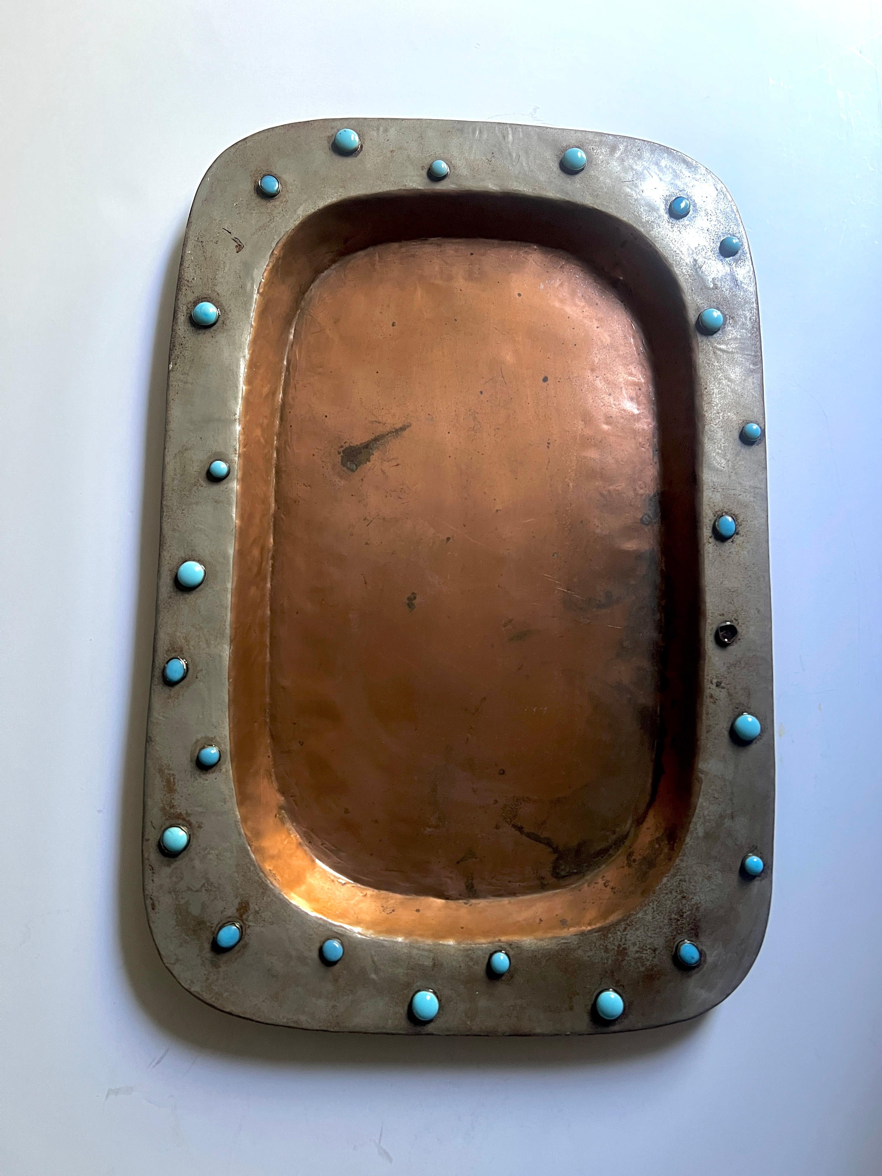 Rustikales mexikanisches Tablett aus Kupfer und Metall mit blauen Perlendetails im Angebot 2