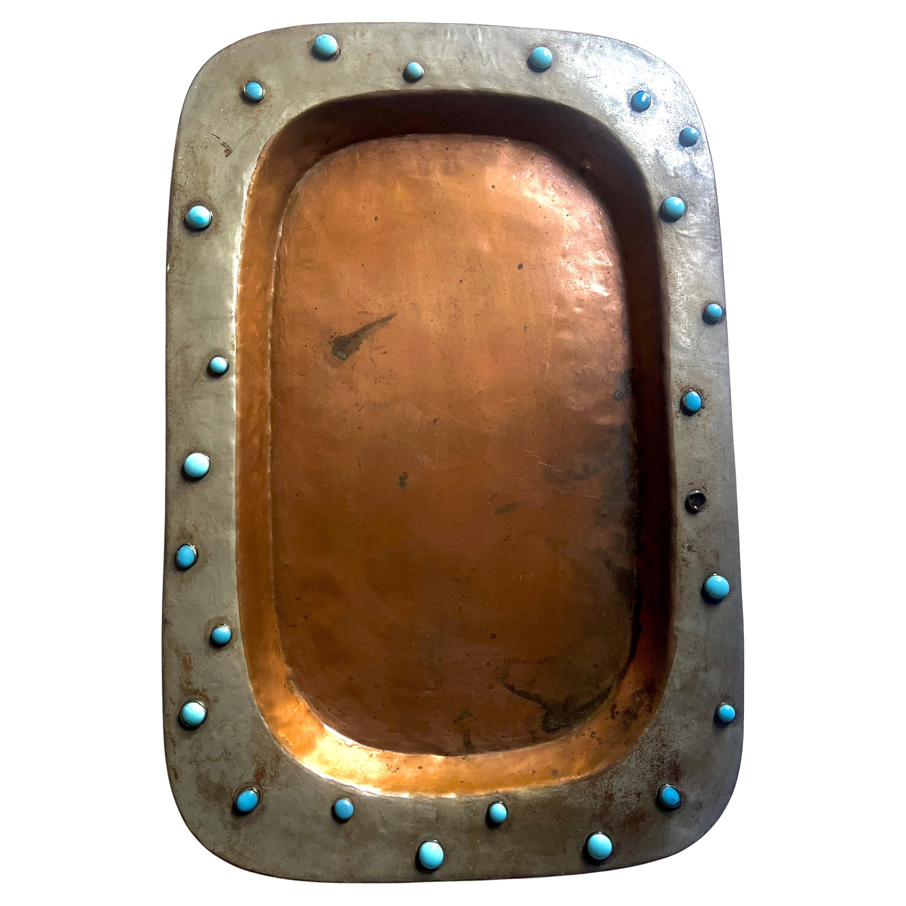 Bandeja rústica mexicana de cobre y metal con detalles de cuentas azules