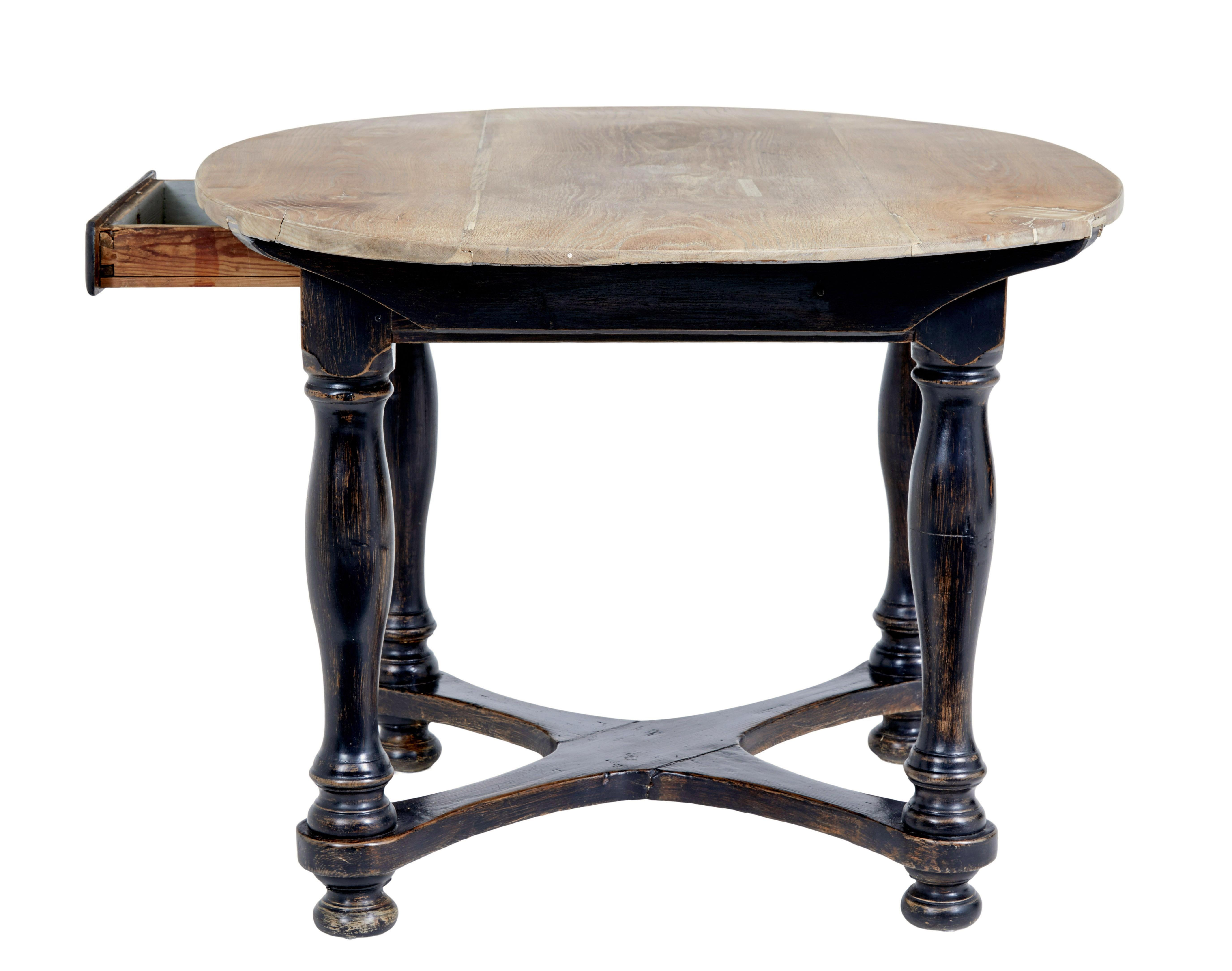 Rustique Table d'appoint rustique en chêne peint du milieu du 19e siècle en vente