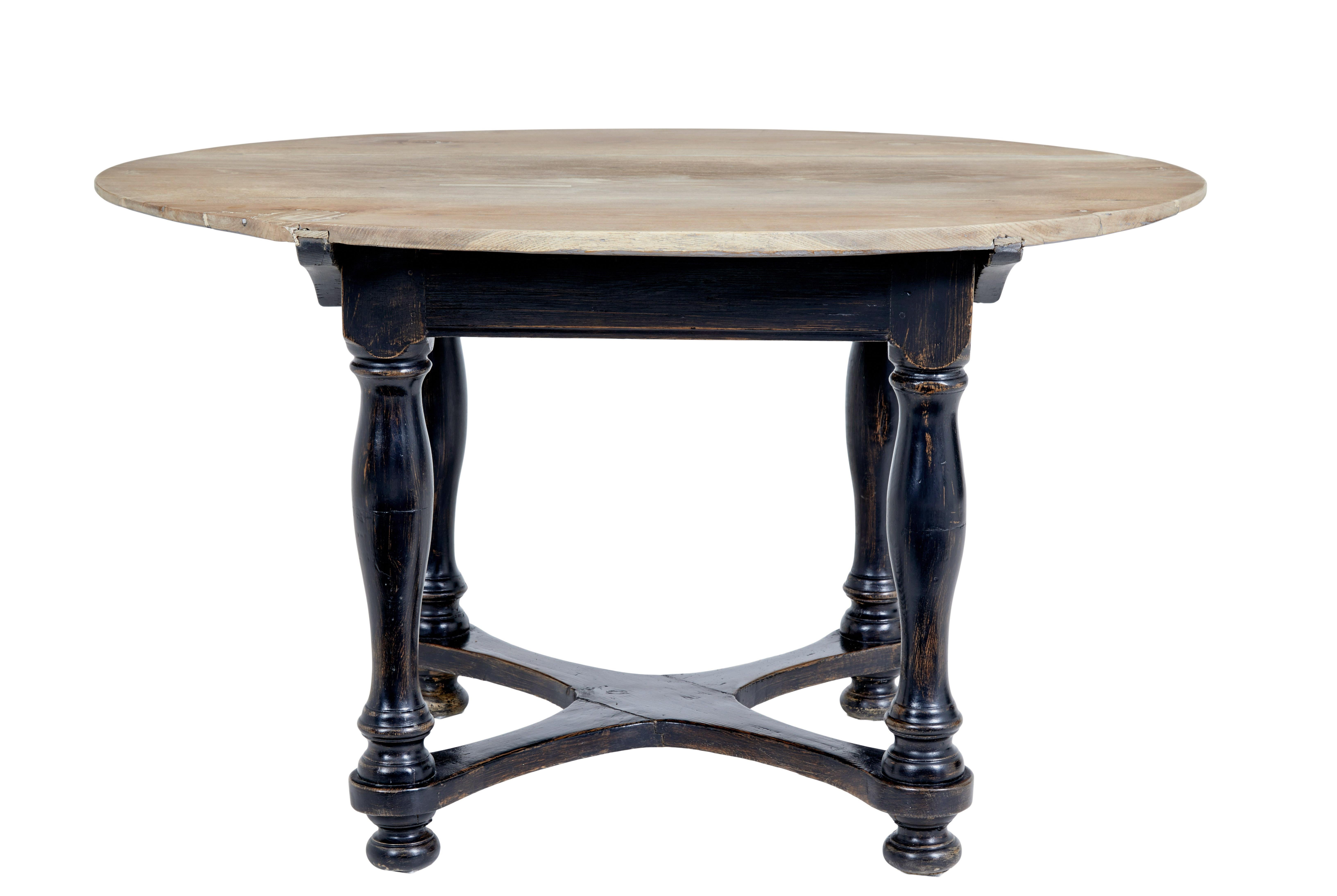 Suédois Table d'appoint rustique en chêne peint du milieu du 19e siècle en vente