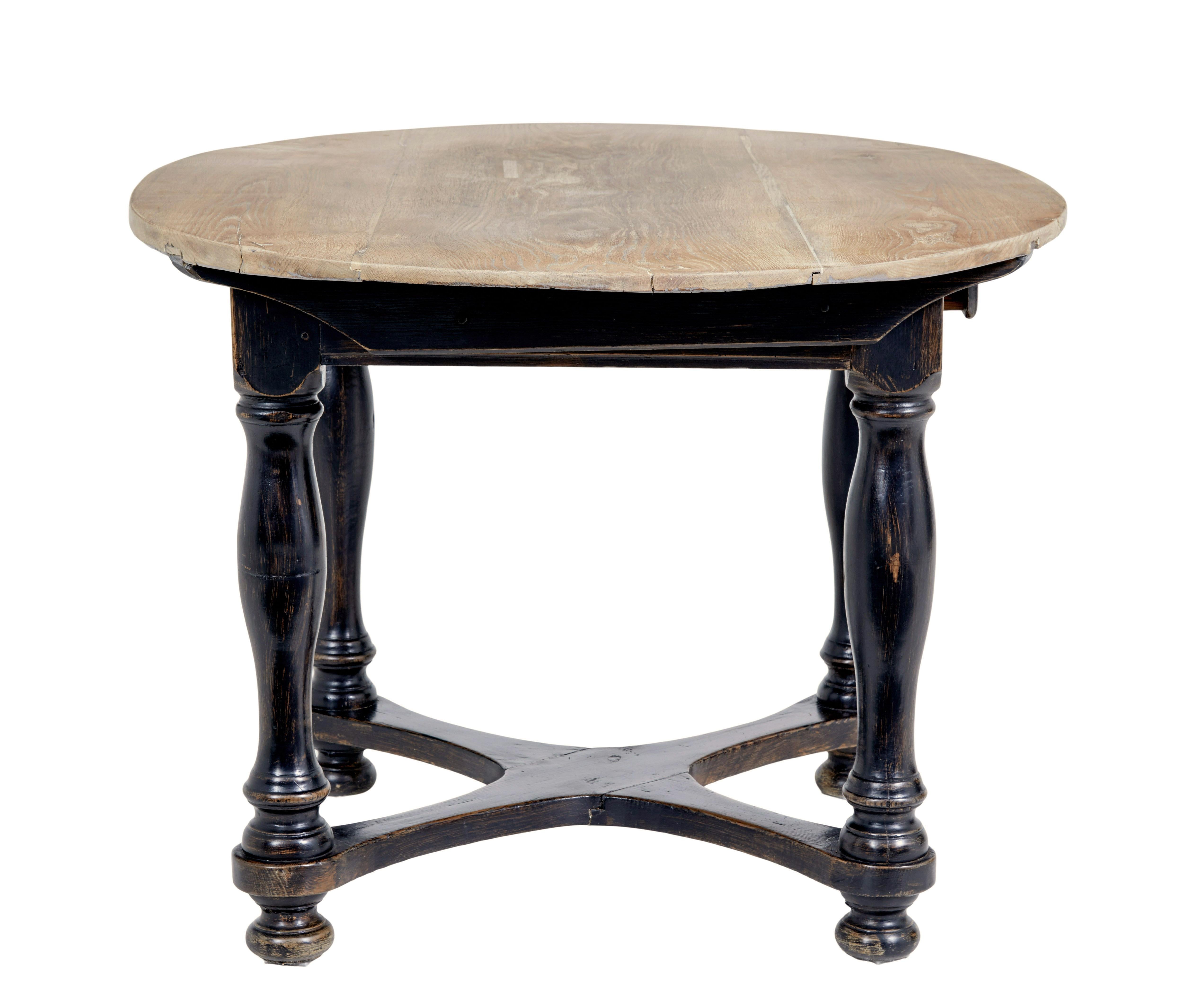 Fait main Table d'appoint rustique en chêne peint du milieu du 19e siècle en vente