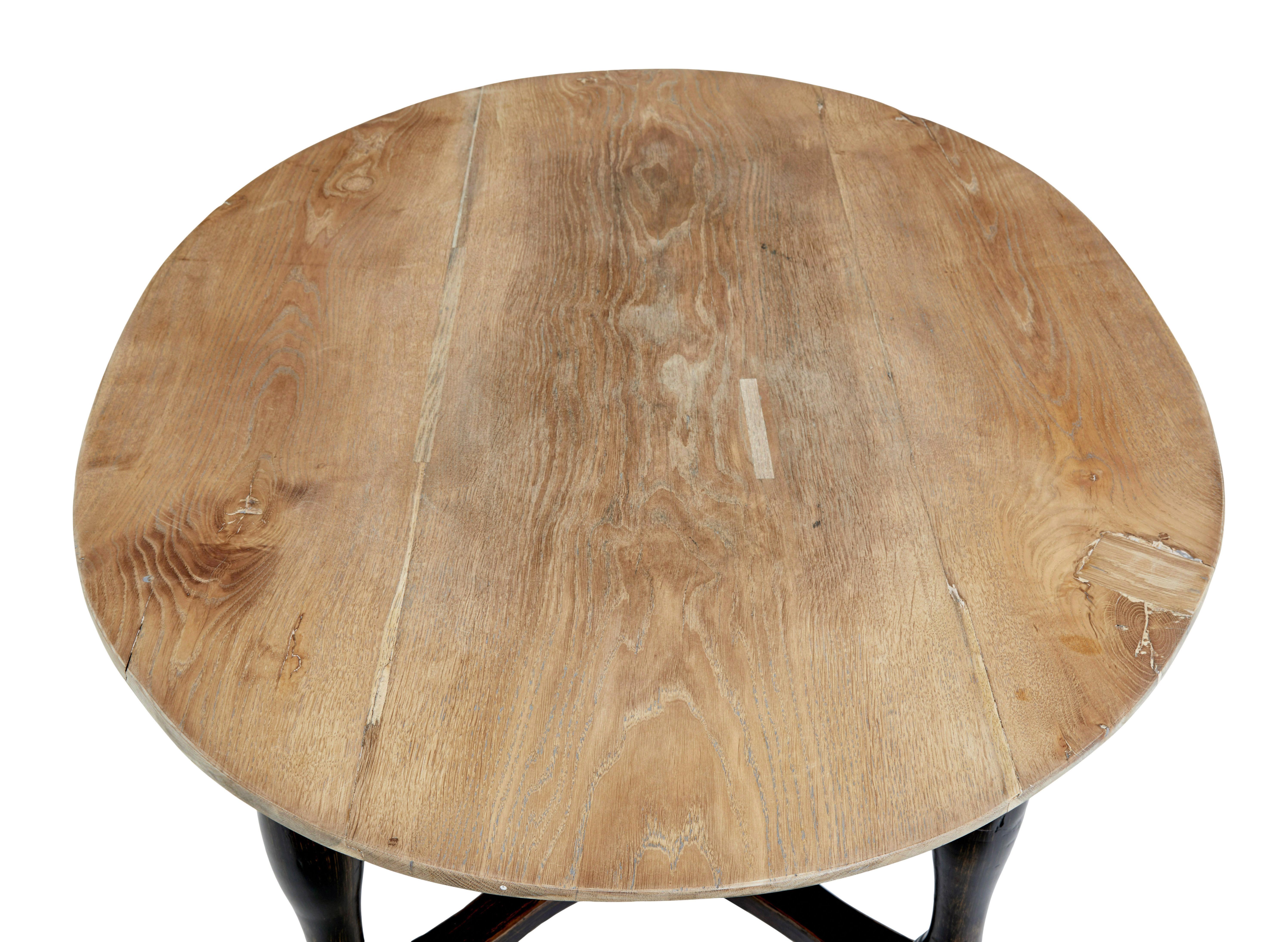 XIXe siècle Table d'appoint rustique en chêne peint du milieu du 19e siècle en vente