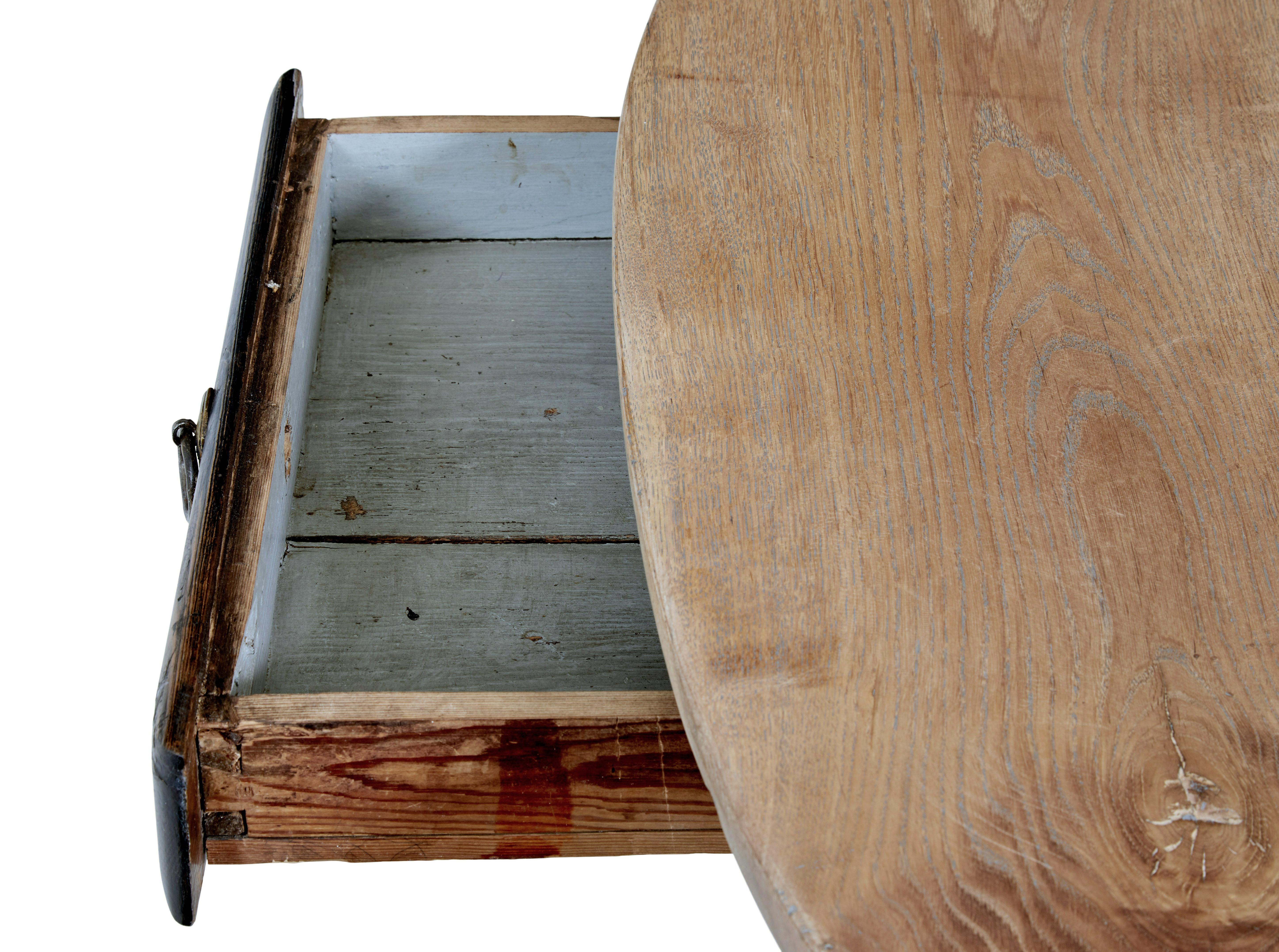 Chêne Table d'appoint rustique en chêne peint du milieu du 19e siècle en vente