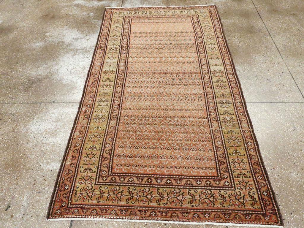 Un piccolo tappeto d'accento persiano Malayer d'epoca realizzato a mano a metà del XX secolo.

Misure: 3' 10