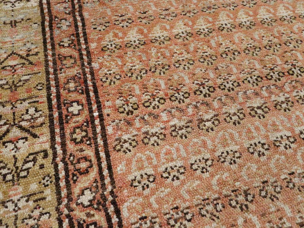 Rustico Tappeto rustico di metà XX secolo fatto a mano in stile persiano Malayer, piccolo accento in vendita
