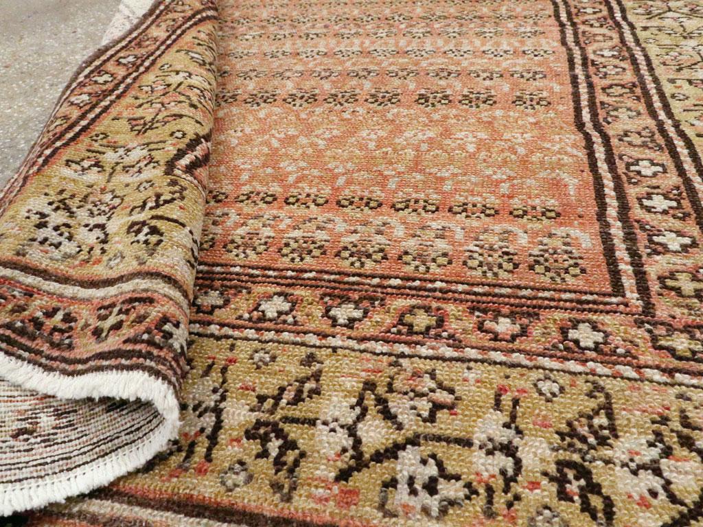 Annodato a mano Tappeto rustico di metà XX secolo fatto a mano in stile persiano Malayer, piccolo accento in vendita