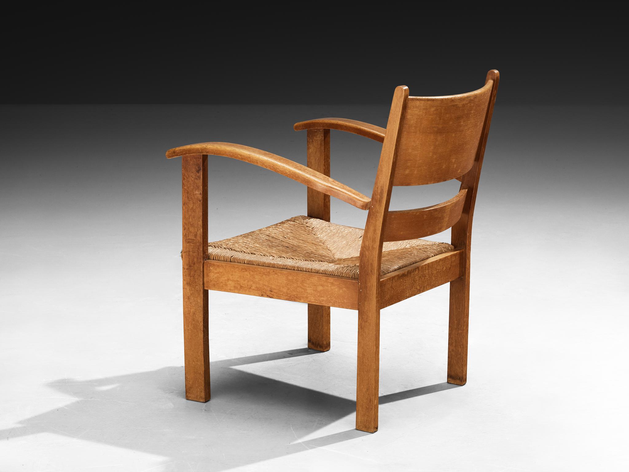 Rustikaler Mid-Century-Sessel aus Eiche und Stroh (Europäisch) im Angebot