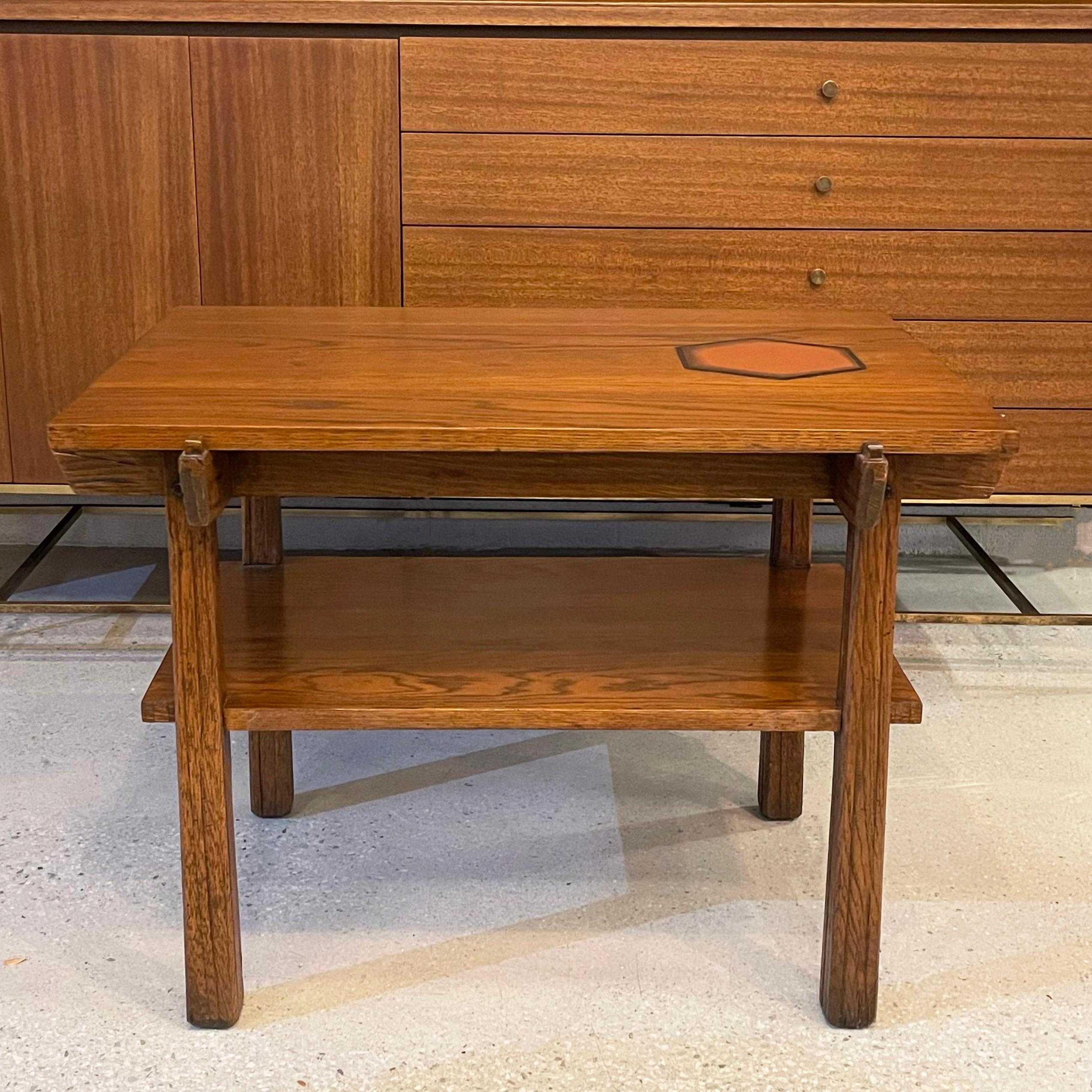 Mid-Century Modern Table d'appoint en chêne rustique The Modernity Tiered en vente