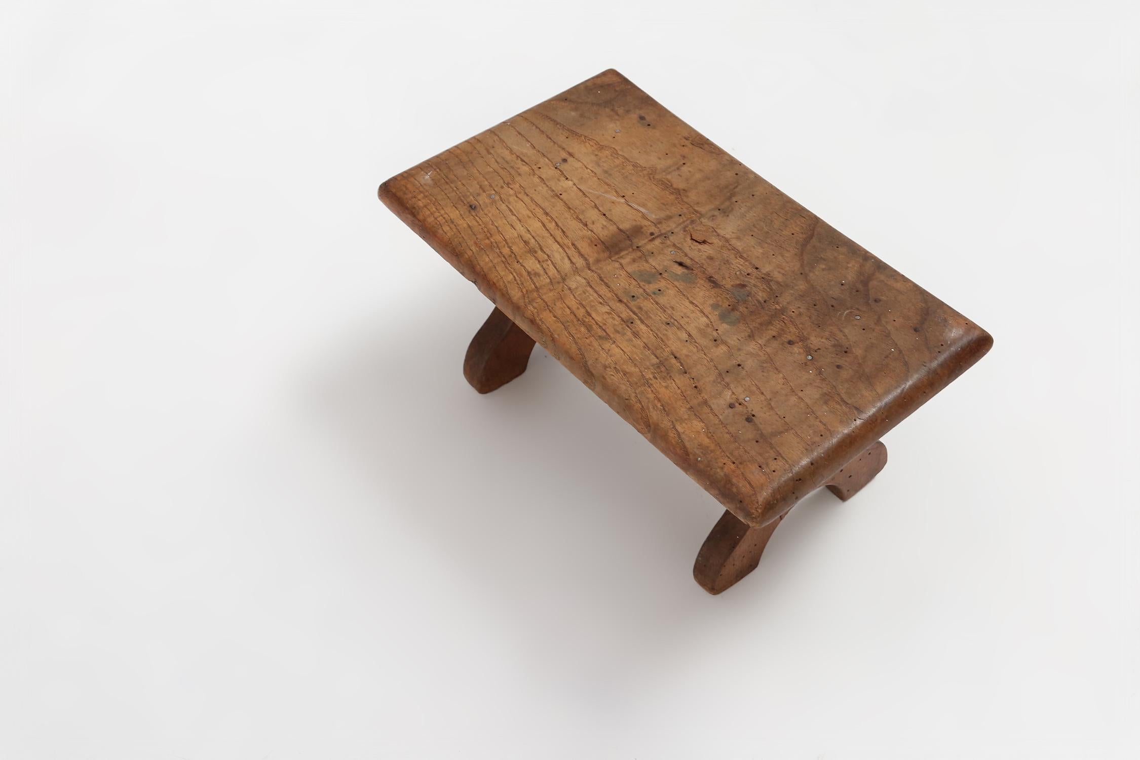 Rustikaler Hocker aus der Mitte des Jahrhunderts aus Eiche, Frankreich ca. 1890 im Angebot 3