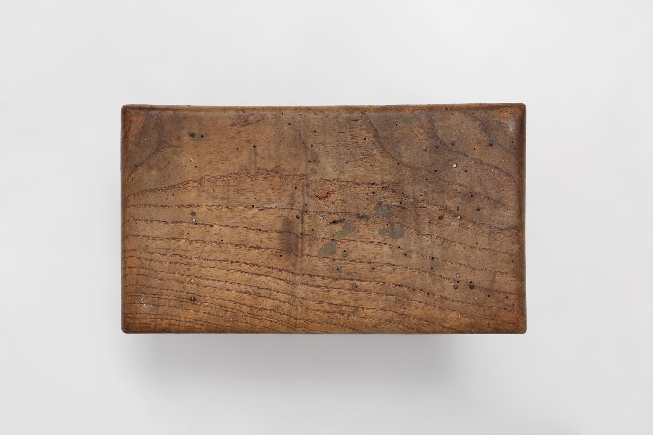 Rustikaler Hocker aus der Mitte des Jahrhunderts aus Eiche, Frankreich ca. 1890 im Angebot 4
