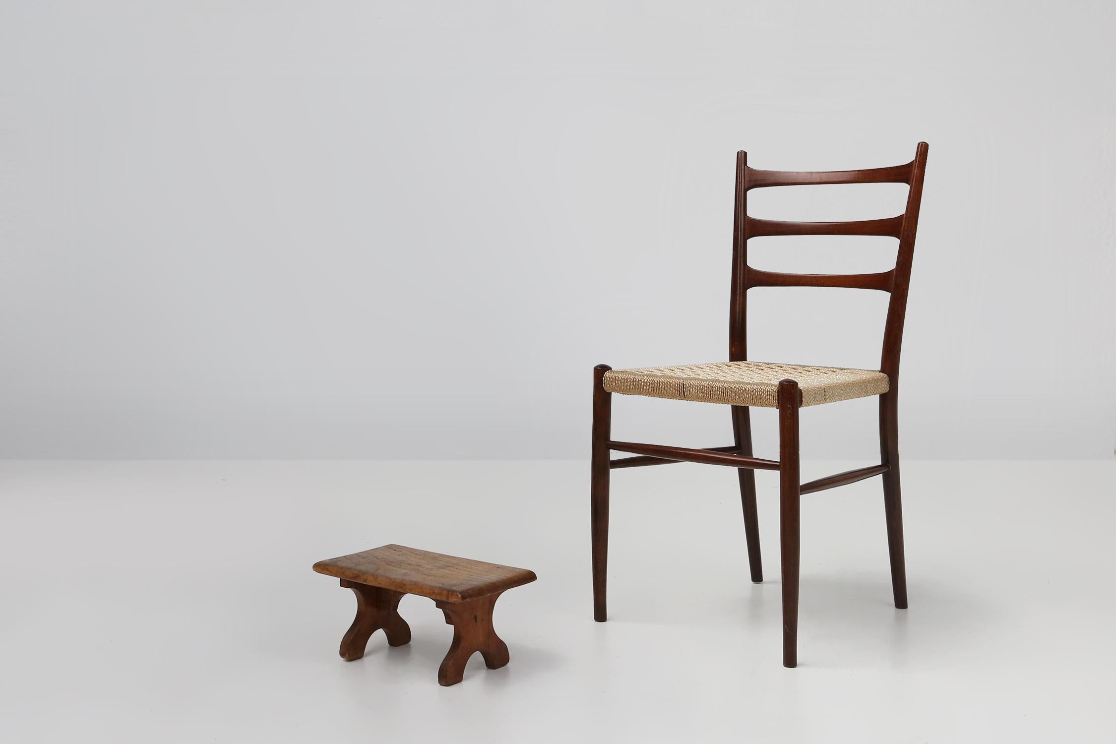 Frankreich / 1890 / Hocker / Eiche / rustikal / Mitte des Jahrhunderts

Rustikaler, niedriger Hocker mit Charme, hergestellt in Frankreich um 1890. Hergestellt aus Eichenholz mit schöner Patina aufgrund von Alter und Gebrauch.

Dieser rustikale