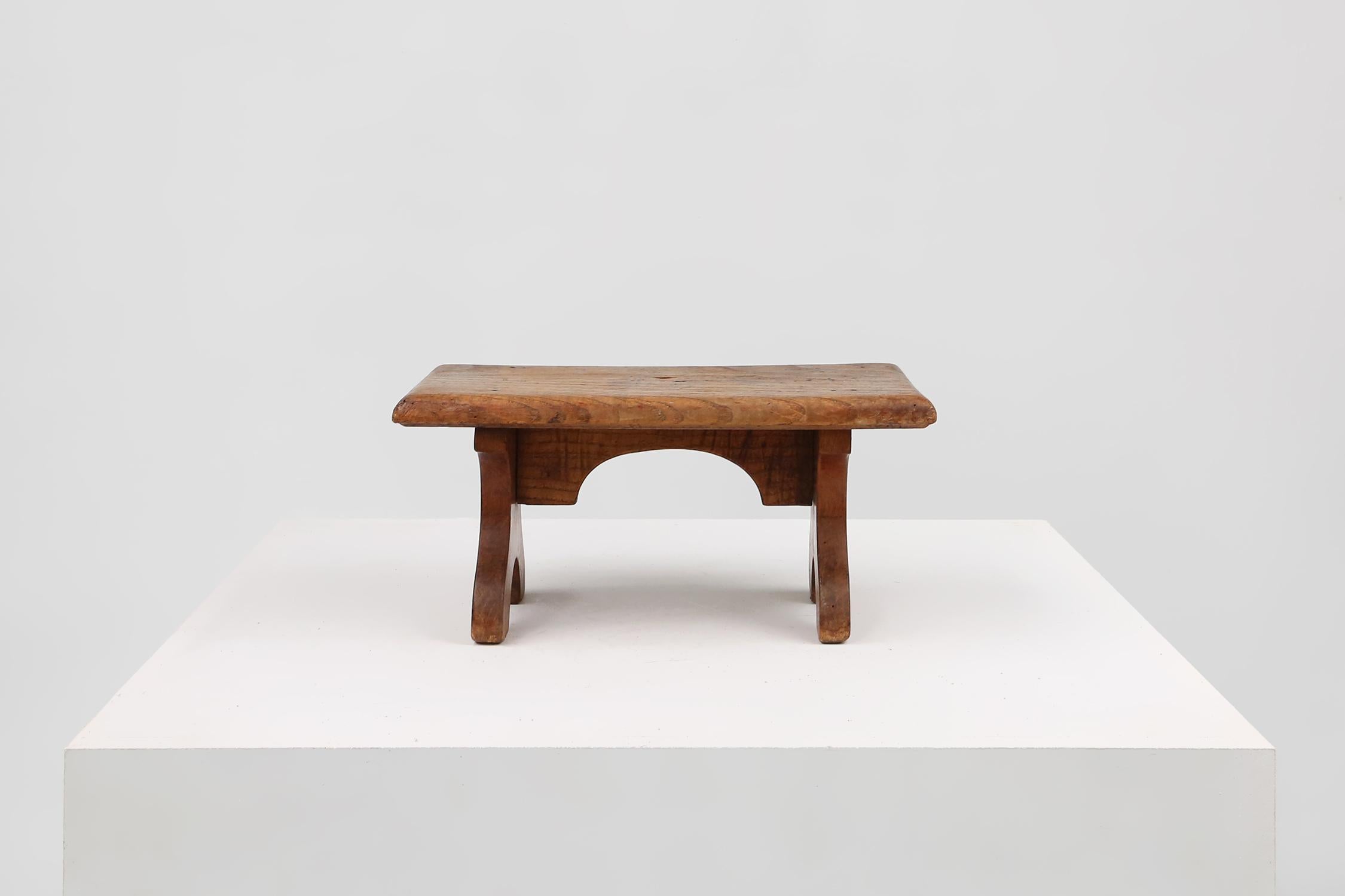 Rustikaler Hocker aus der Mitte des Jahrhunderts aus Eiche, Frankreich ca. 1890 (Moderne der Mitte des Jahrhunderts) im Angebot