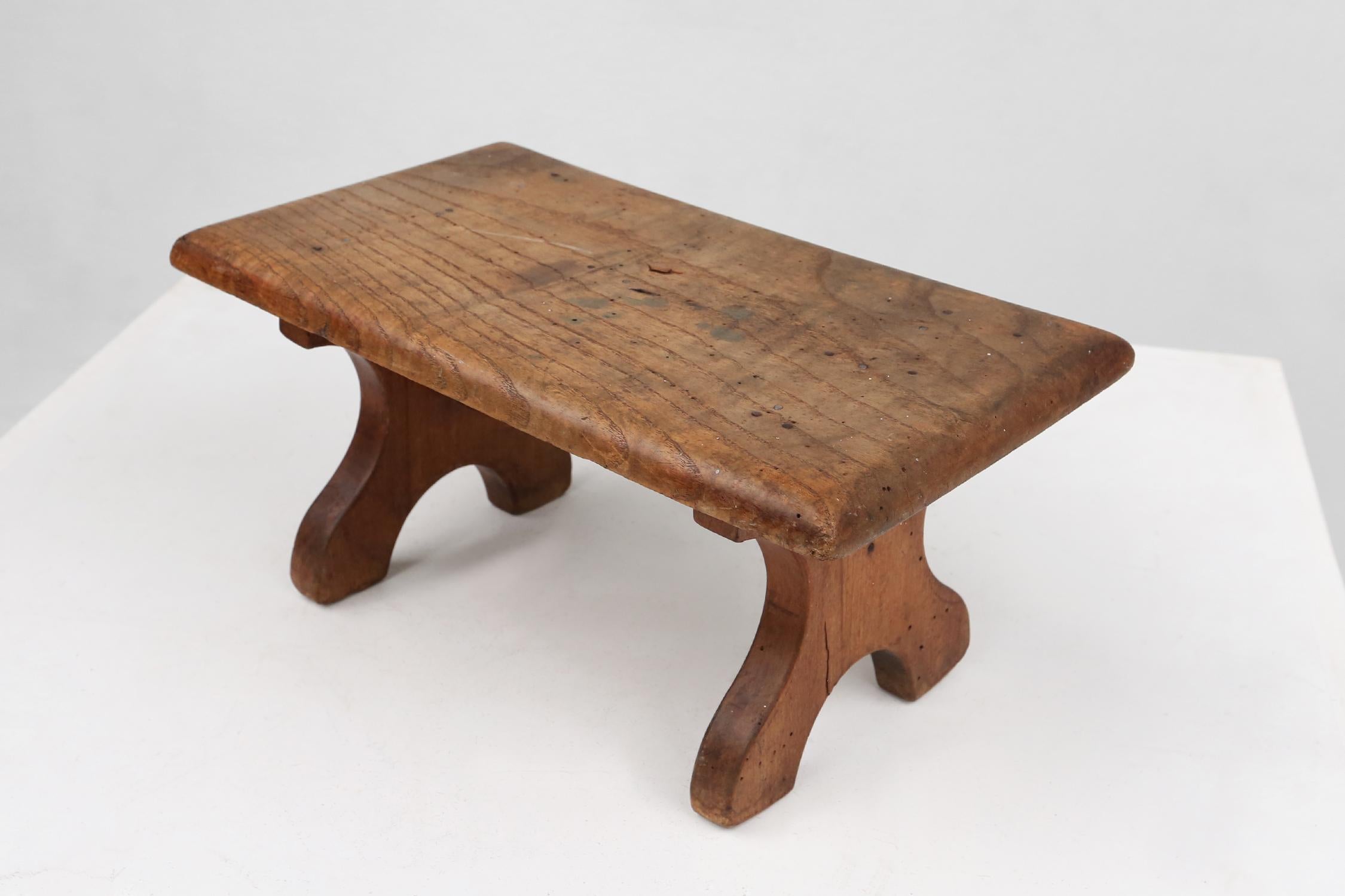 Rustikaler Hocker aus der Mitte des Jahrhunderts aus Eiche, Frankreich ca. 1890 im Zustand „Gut“ im Angebot in Meulebeke, BE