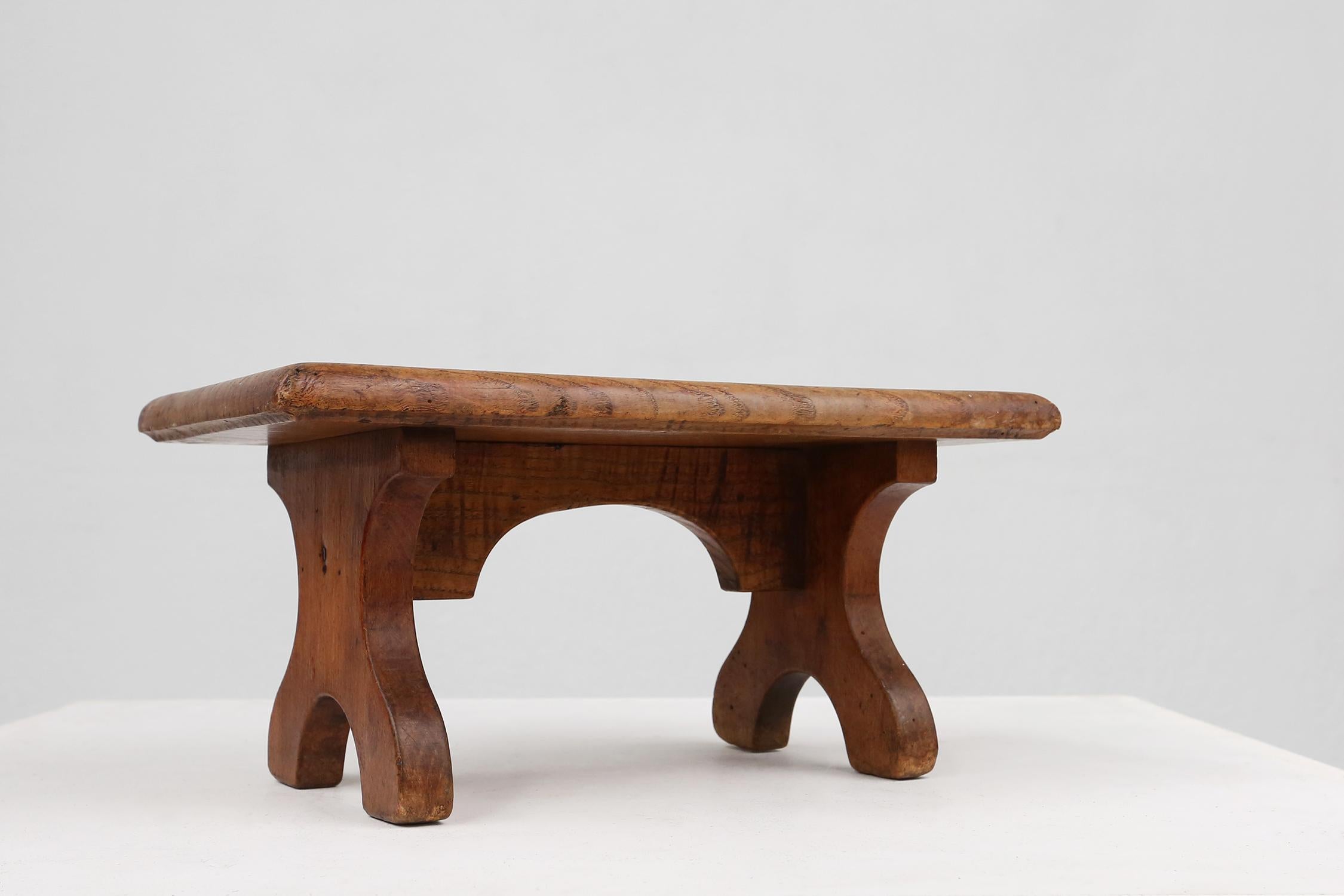 Rustikaler Hocker aus der Mitte des Jahrhunderts aus Eiche, Frankreich ca. 1890 (Holz) im Angebot