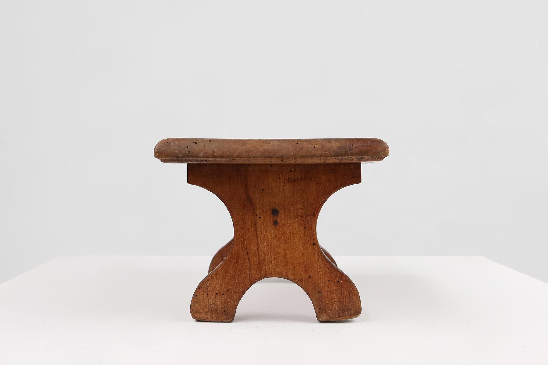 Rustikaler Hocker aus der Mitte des Jahrhunderts aus Eiche, Frankreich ca. 1890 im Angebot 1