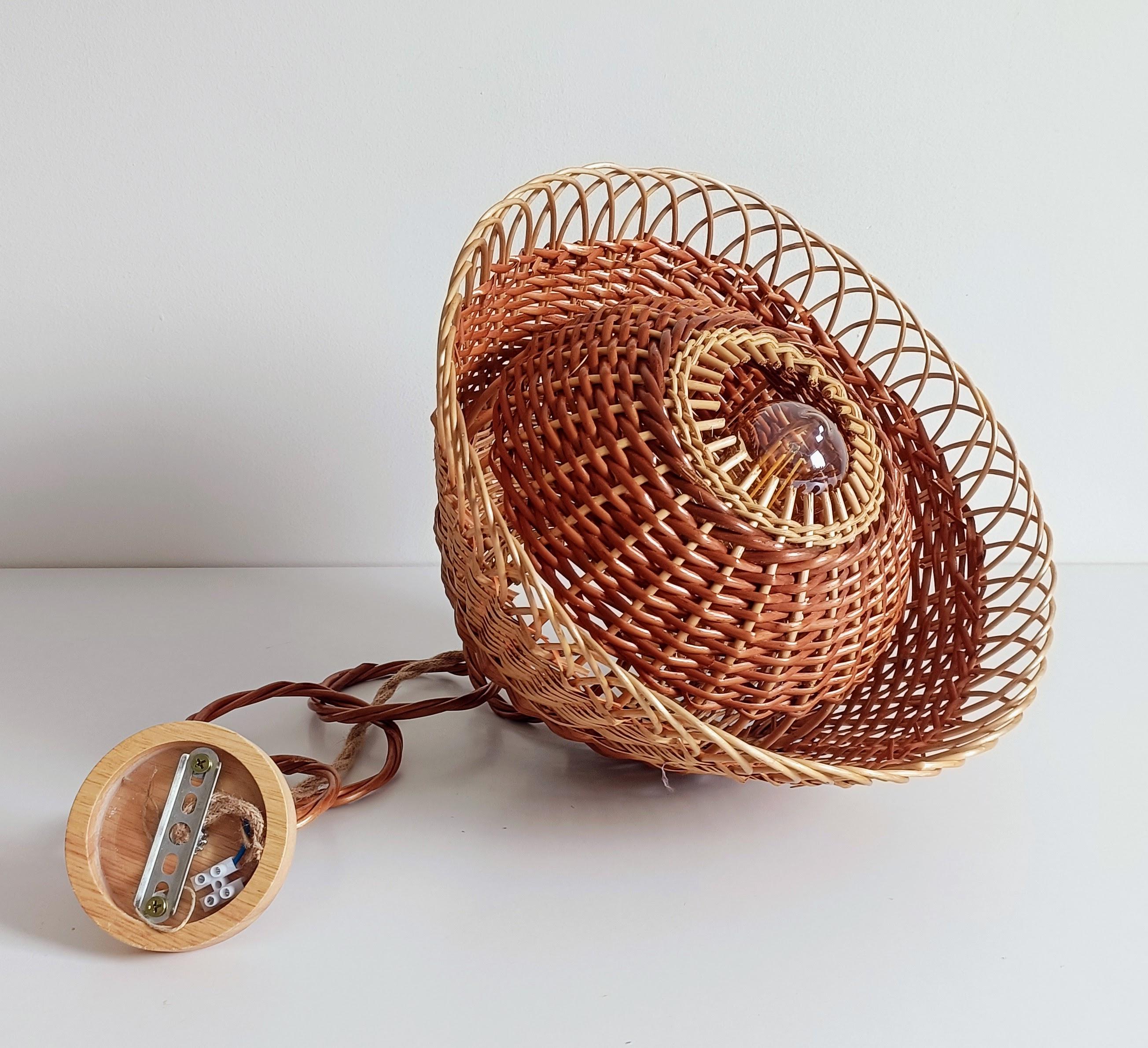 Rustikale Pendelleuchte aus Weidengeflecht, handgeflochten in Spanien, ca. 1960er Jahre im Angebot 4